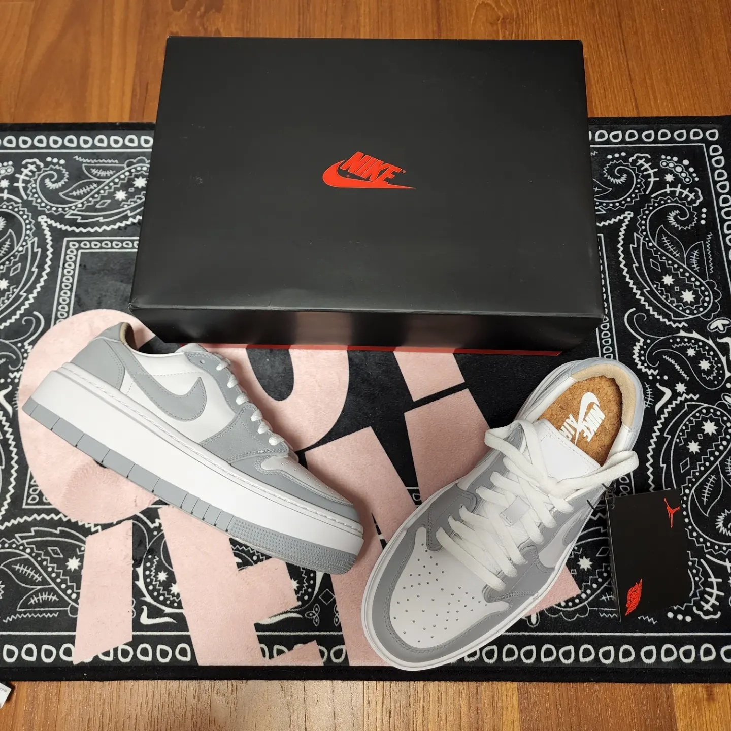 (W) Jordan 1 Elevate Low White and Wolf Grey 착용 스타일 - 2