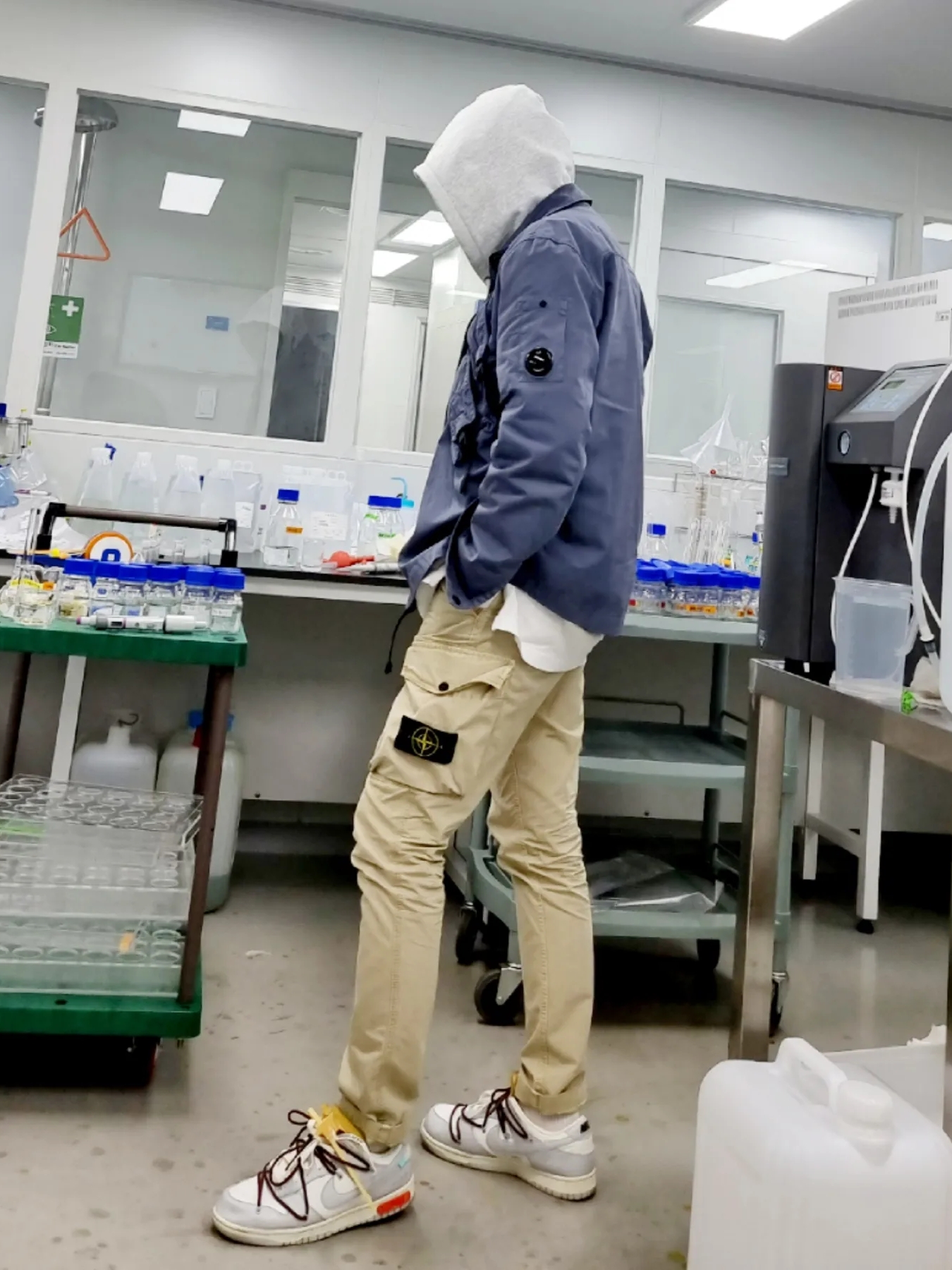 Stone Island 318WA Old Dye Treatment Cargo Pants Sand - 21SS, Stussy Basic Stussy Hoodie Ash Heather 2021 착용 스타일 - 1