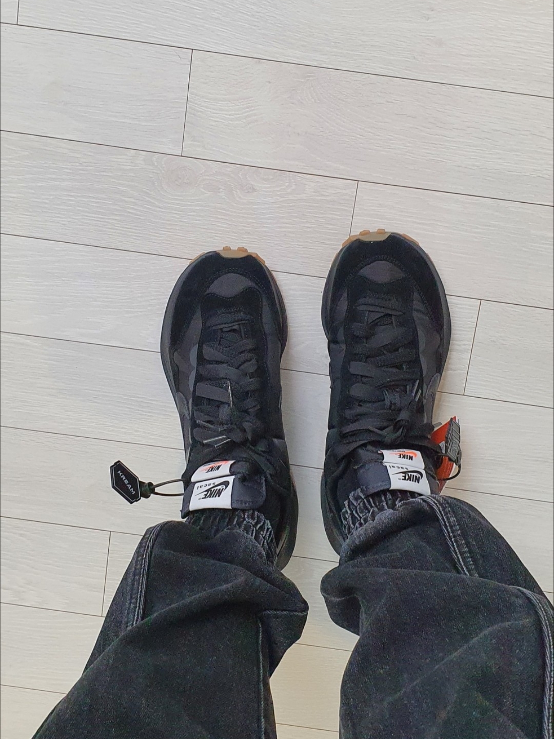 Nike x Sacai VaporWaffle Black and Gum 착용 스타일 - 5