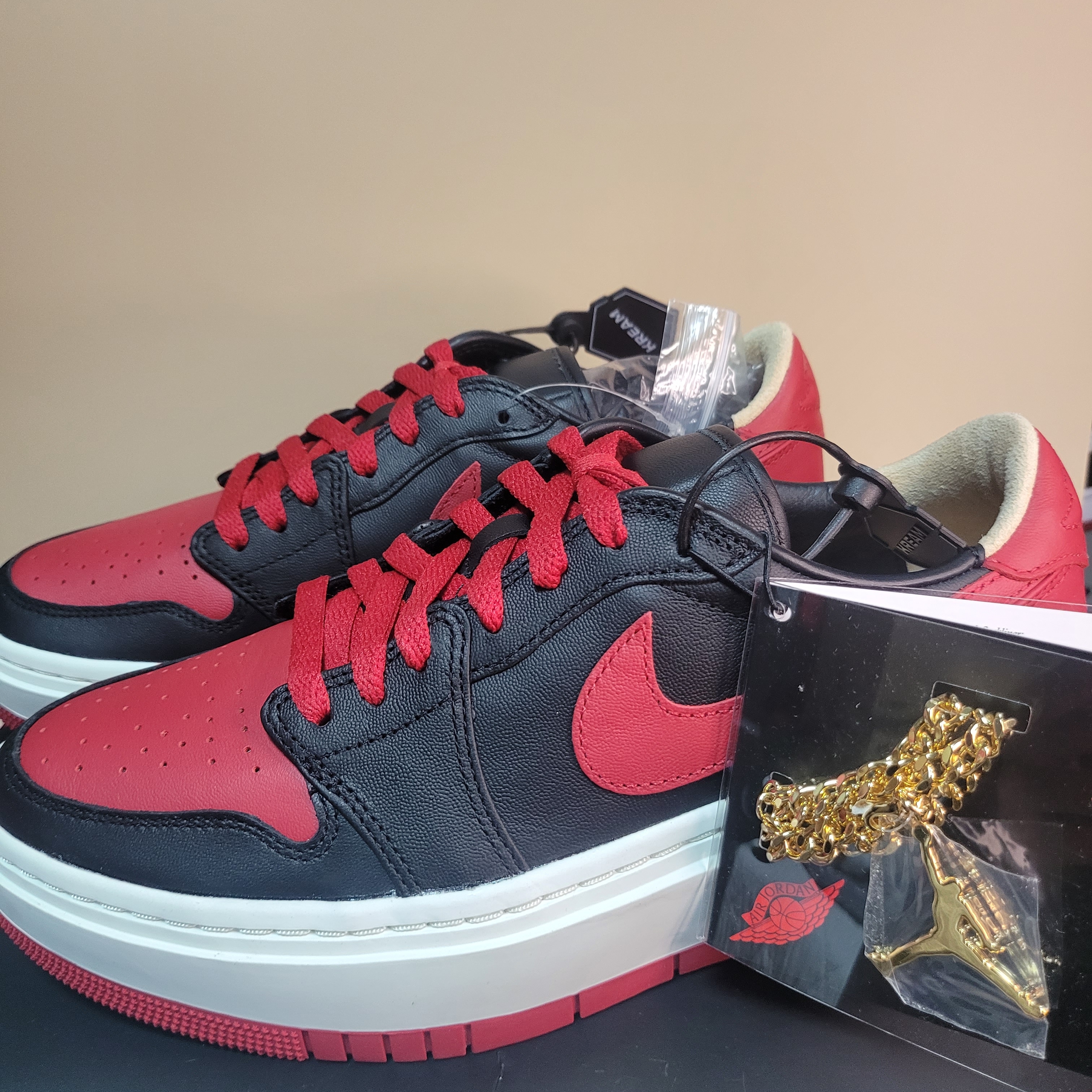 (W) Jordan 1 Elevate Low SE Bred, Converse Run Star Hike Hi Black White Gum 착용 스타일 - 1