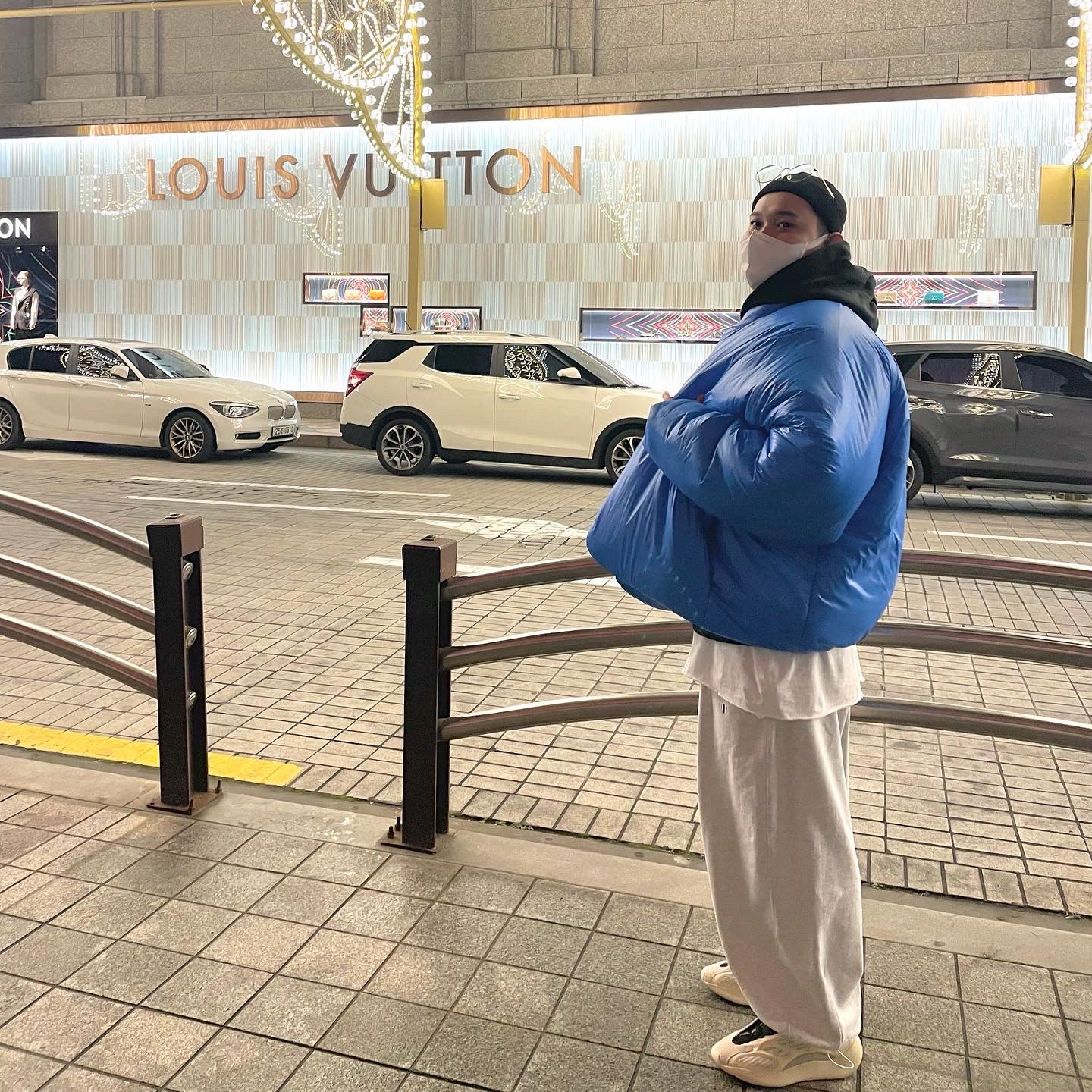 Adidas Yeezy 700 V3 Azael 2019, Yeezy Gap Round Jacket Blue 착용 스타일 - 1