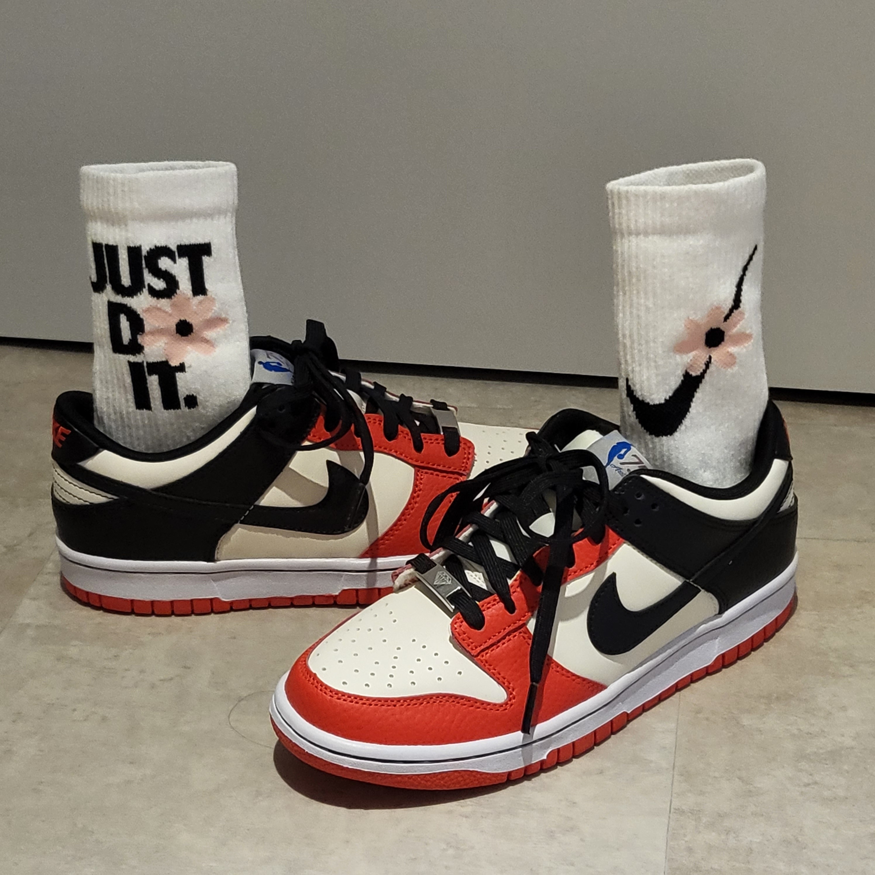(GS) Nike x NBA Dunk Low Black and Chile Red 착용 스타일 - 1