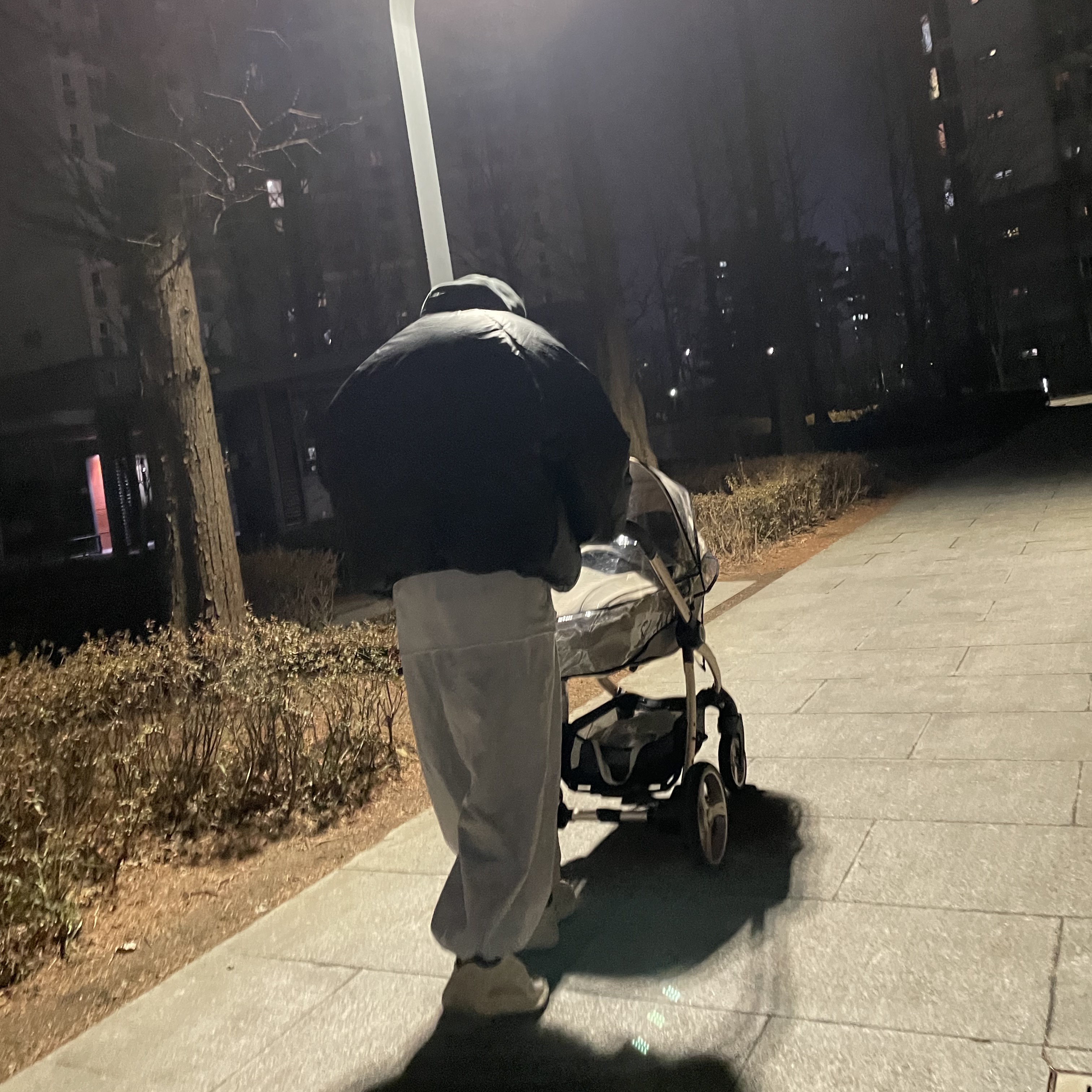 Adidas Yeezy 700 V3 Azael 2019, Yeezy Gap Round Jacket Blue 착용 스타일 - 2