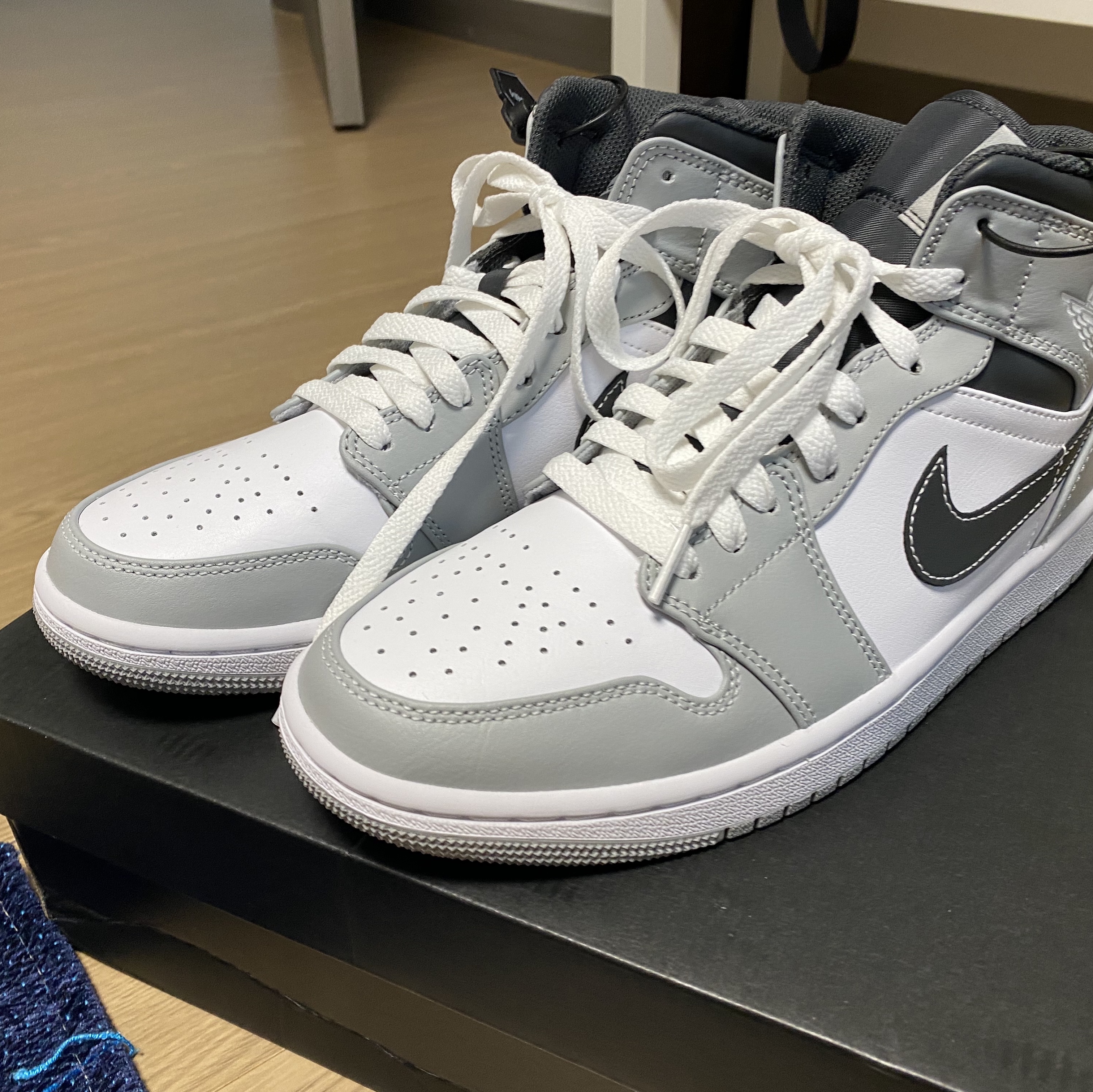Jordan 1 Mid Light Smoke Grey Anthracite 착용 스타일 - 1
