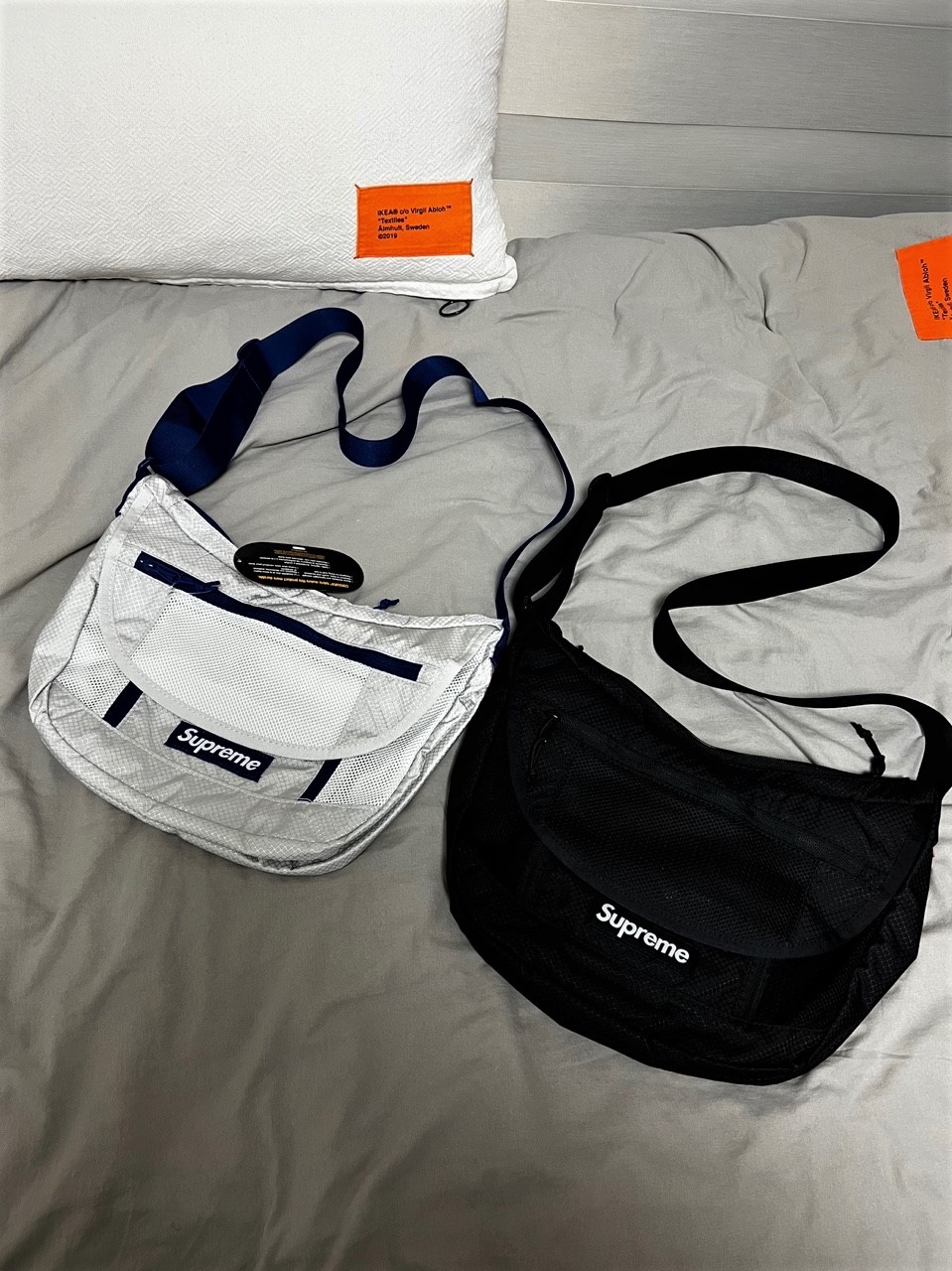 Stussy Boutique T-Shirt White, Supreme Small Messenger Bag Silver - 22SS 착용 스타일 - 2