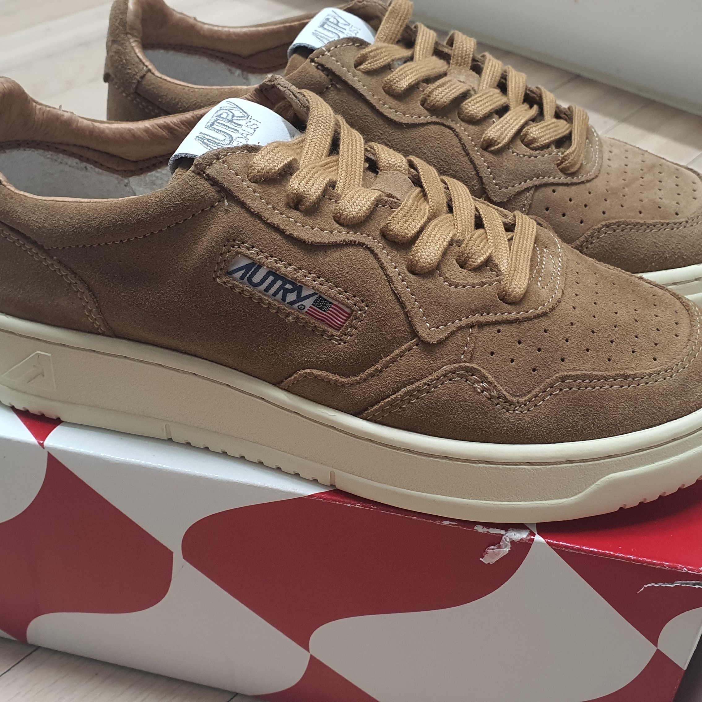 Autry Medalist Low Leather Suede Sneakers Caramel 착용 스타일