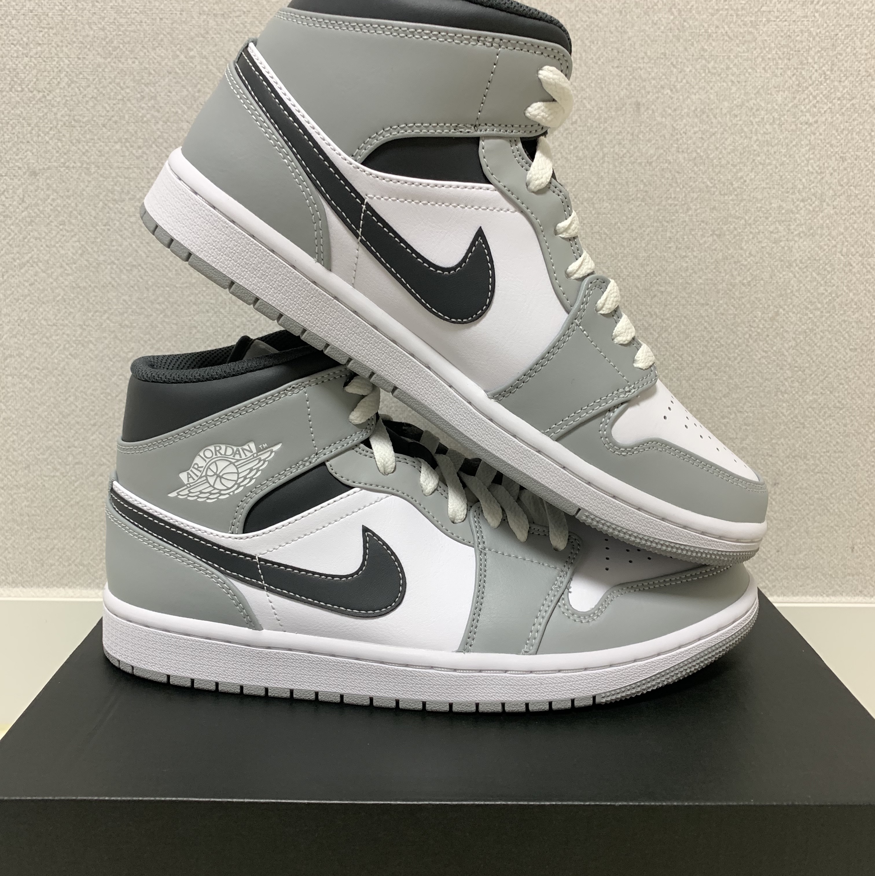 Jordan 1 Mid Light Smoke Grey Anthracite 착용 스타일 - 3