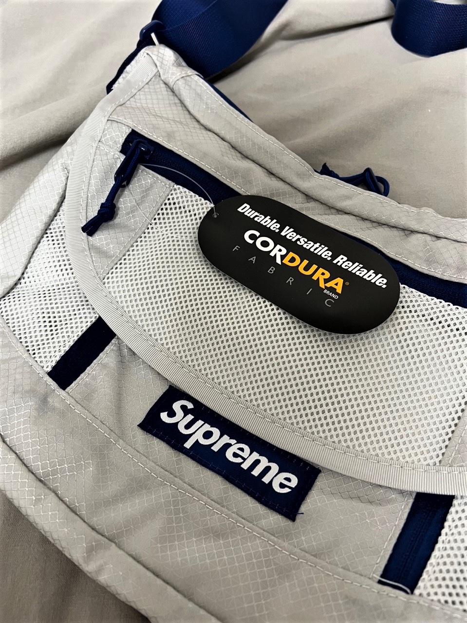 Stussy Boutique T-Shirt White, Supreme Small Messenger Bag Silver - 22SS 착용 스타일 - 4