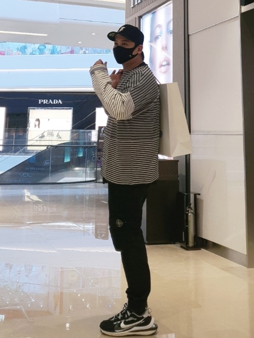 Nike x Sacai VaporWaffle Black White, Stone Island 31414 Cargo Pants Black - 20FW 착용 스타일 - 2