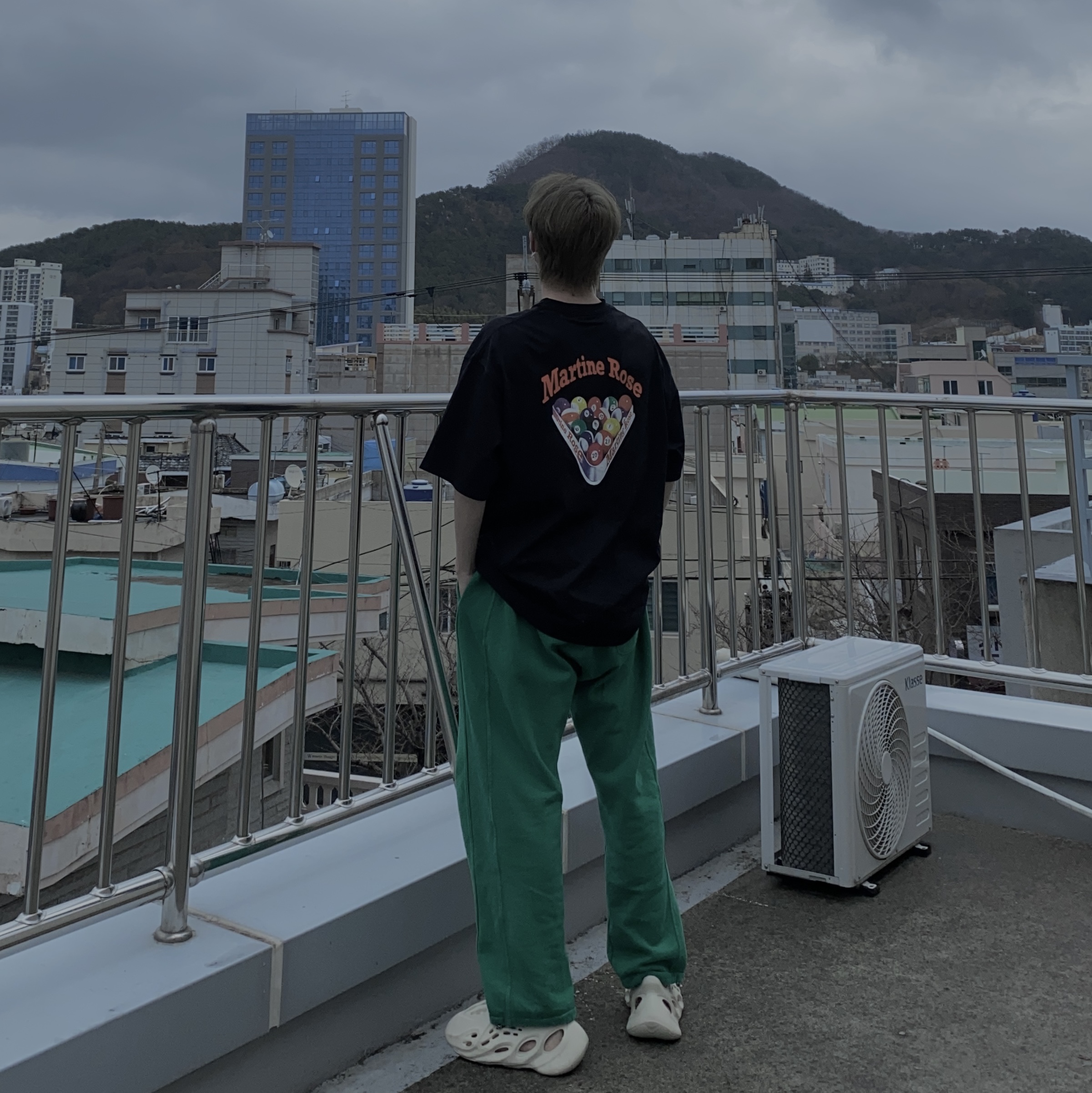 Adidas Yeezy Foam RNNR Sand, Stussy x Martine Rose 40 WT T-Shirt 착용 스타일