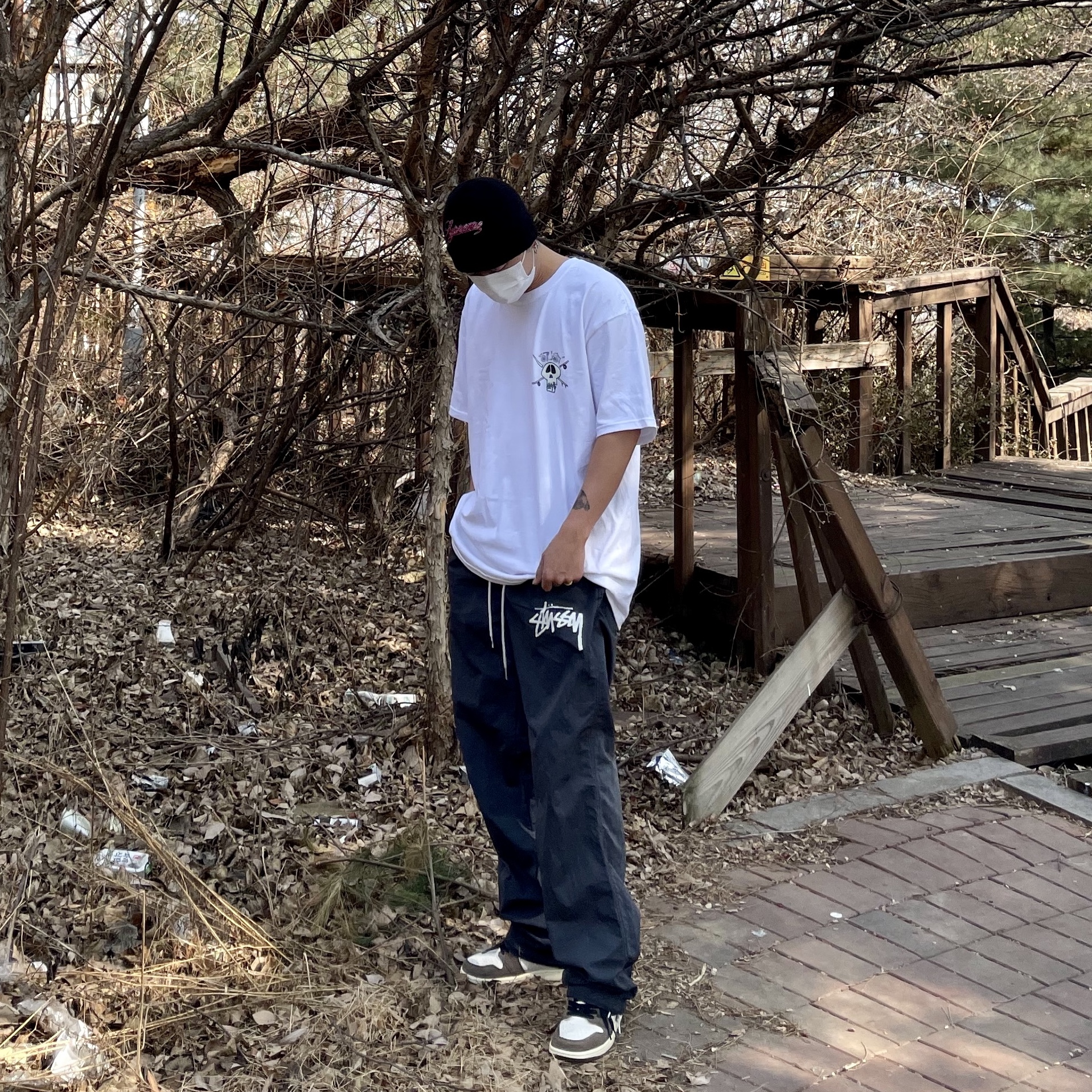 Stussy Surf Skate Skull T-Shirt White, Nike x Stussy Beach Pants Off Noir 착용 스타일 - 1