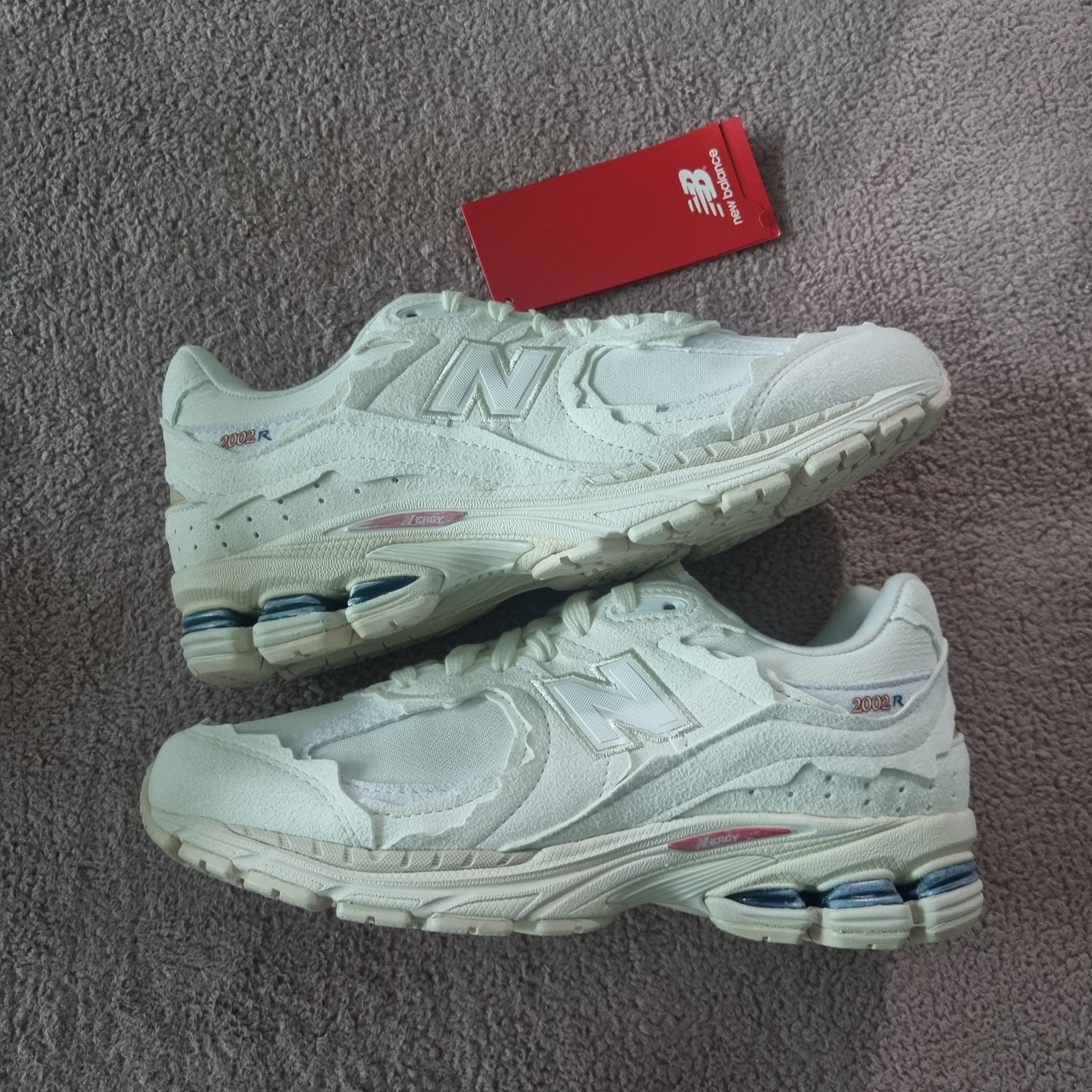 New Balance 2002R Protection Pack Sea Salt 착용 스타일