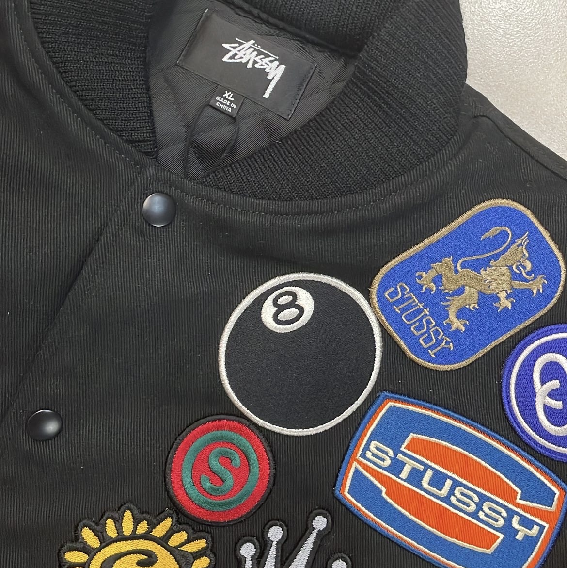 Stussy Souvenir Stadium Bomber Black 착용 스타일
