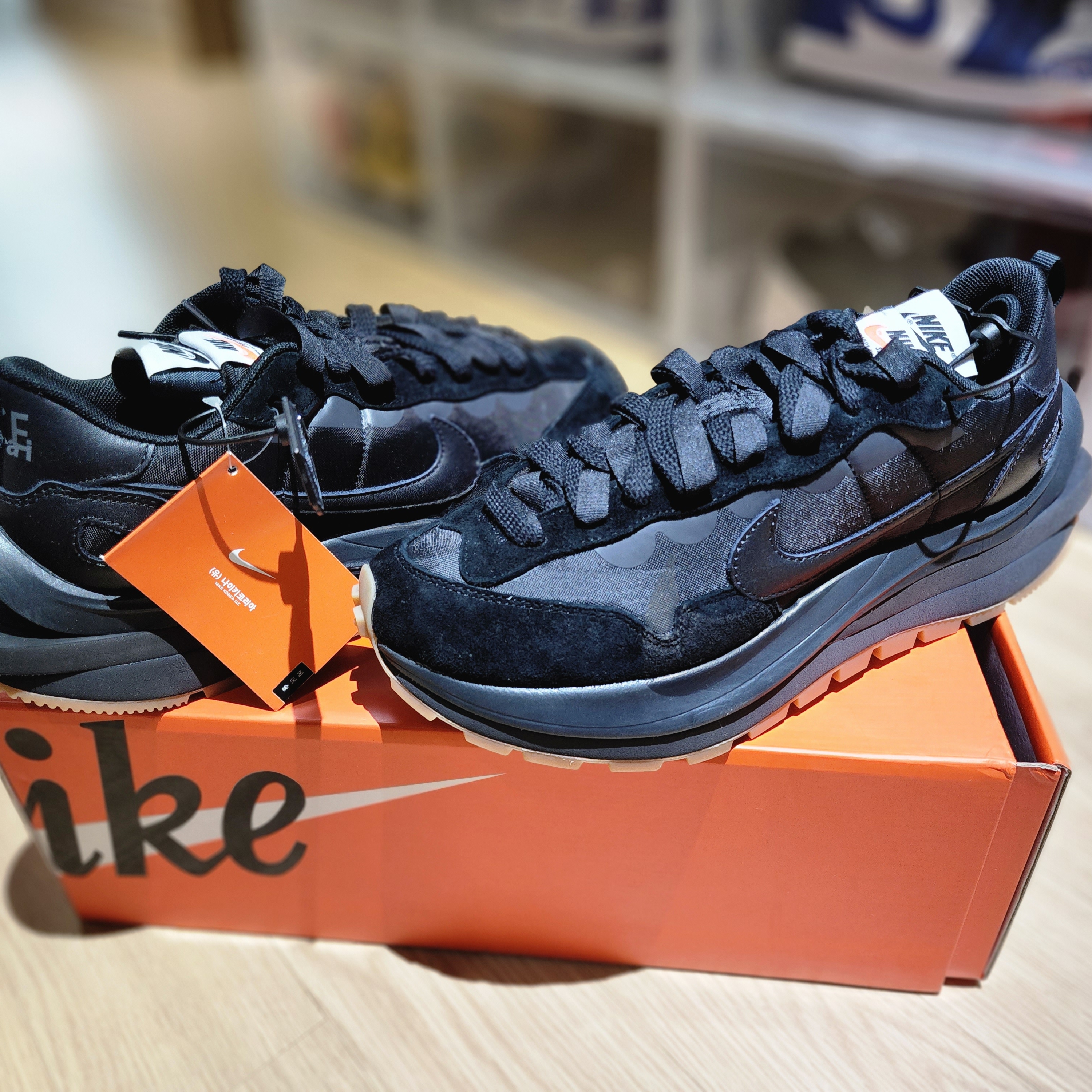 Nike x Sacai VaporWaffle Black and Gum 착용 스타일 - 2