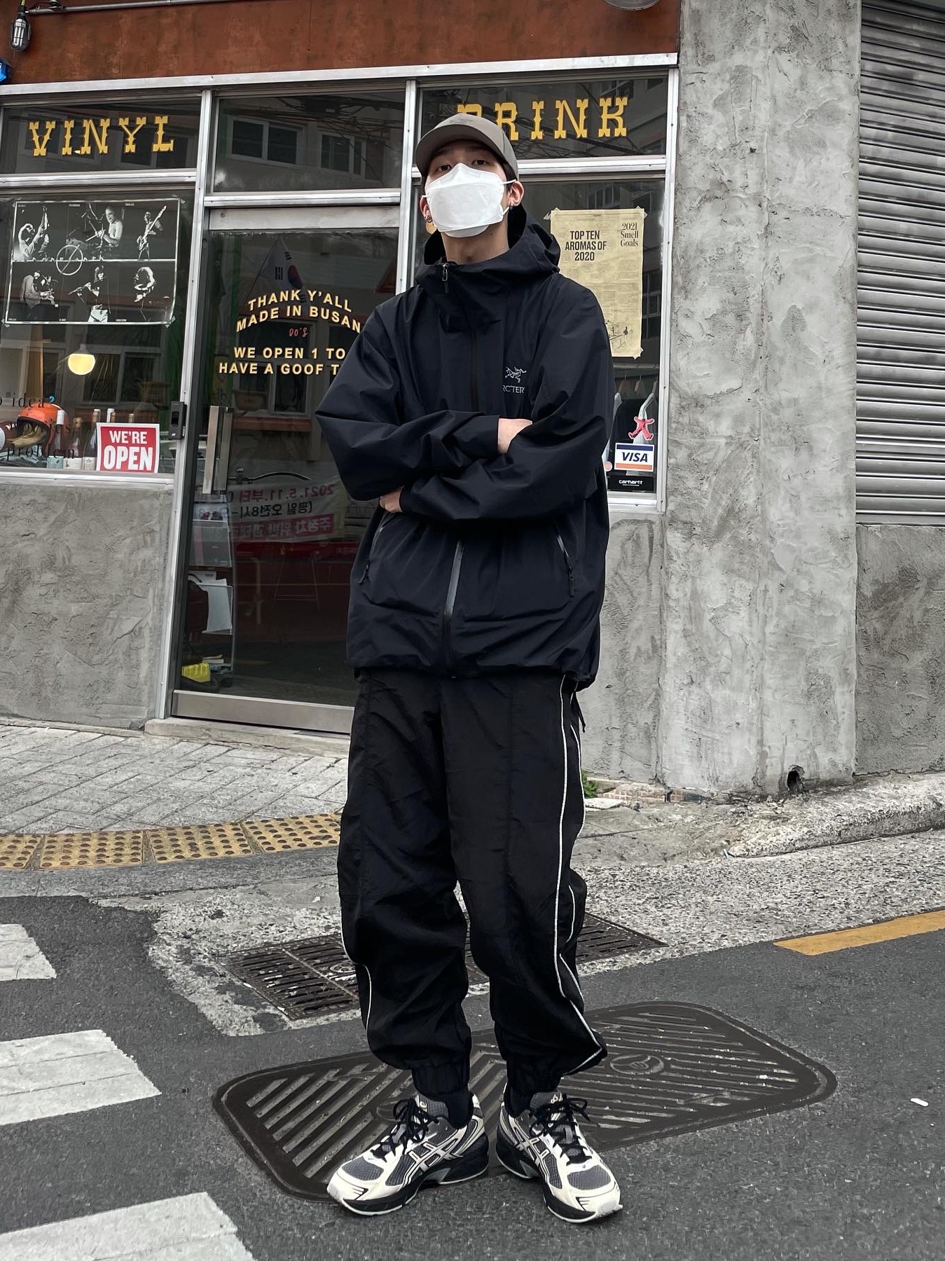 Arc'teryx Zeta SL Jacket Black, Asics x I4P Gel-1130 Mink Glacier Grey 착용 스타일