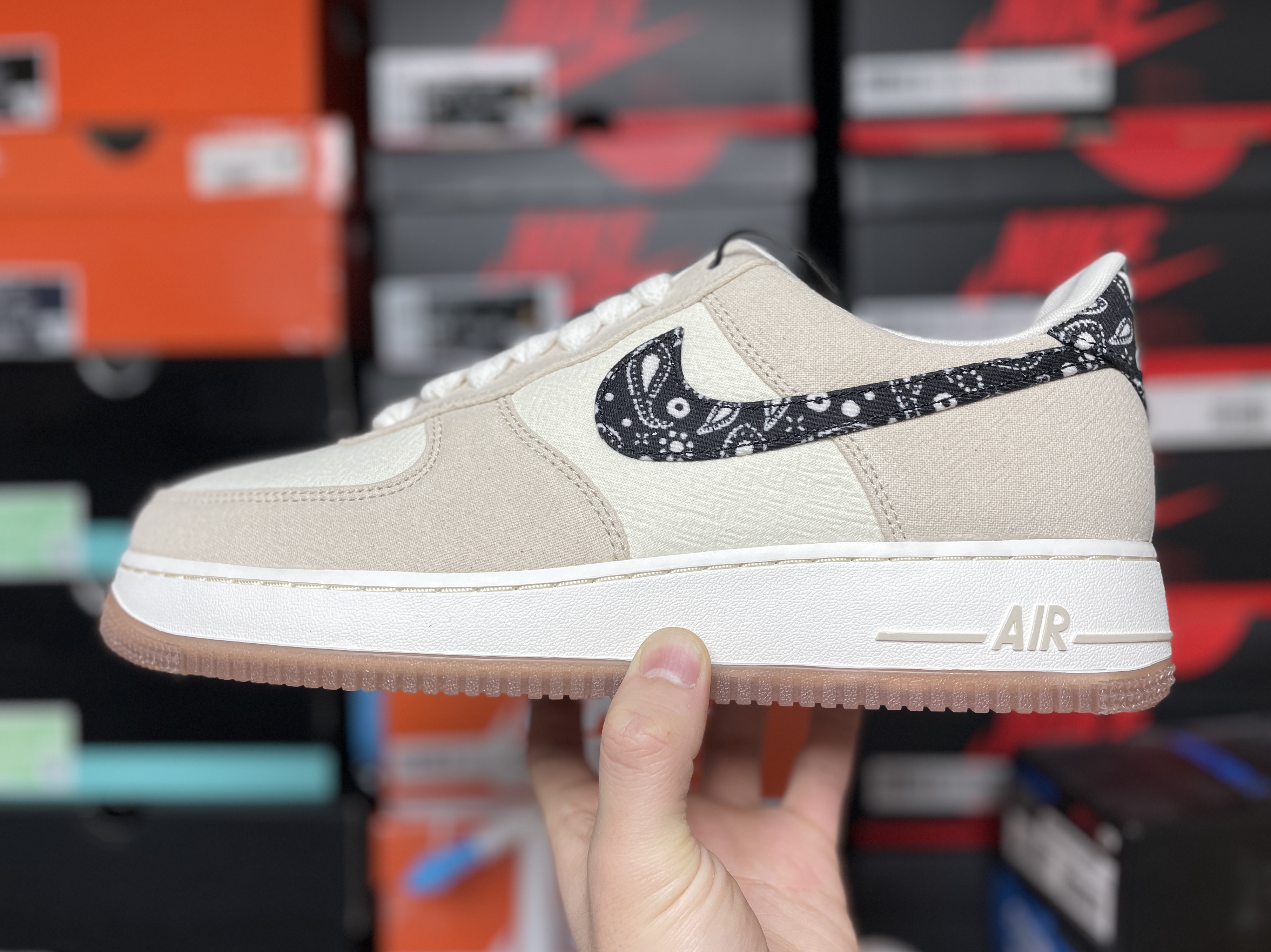 Nike Air Force 1 '07 LV8 Paisley Swoosh 착용 스타일