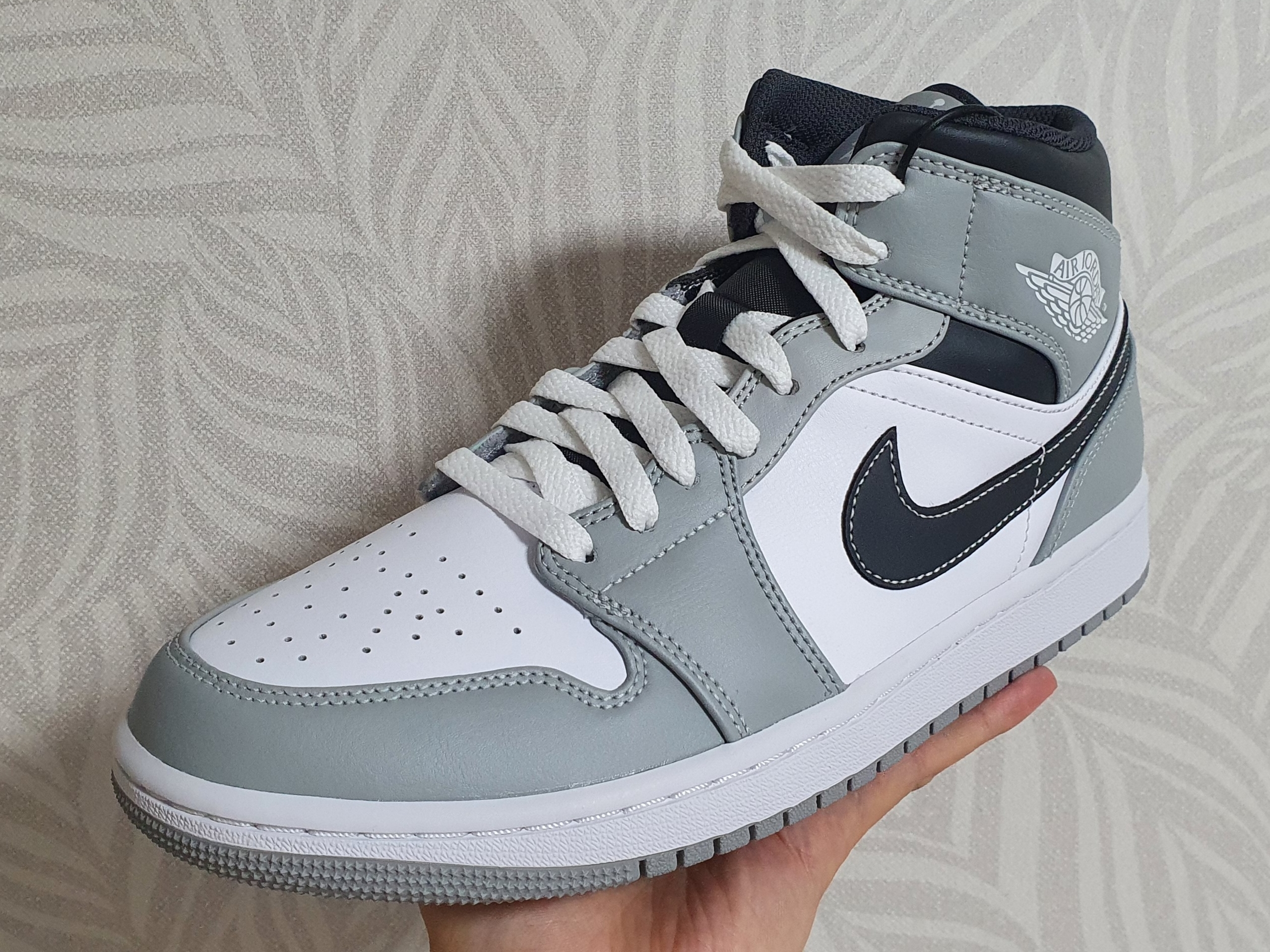 Jordan 1 Mid Light Smoke Grey Anthracite 착용 스타일 - 1