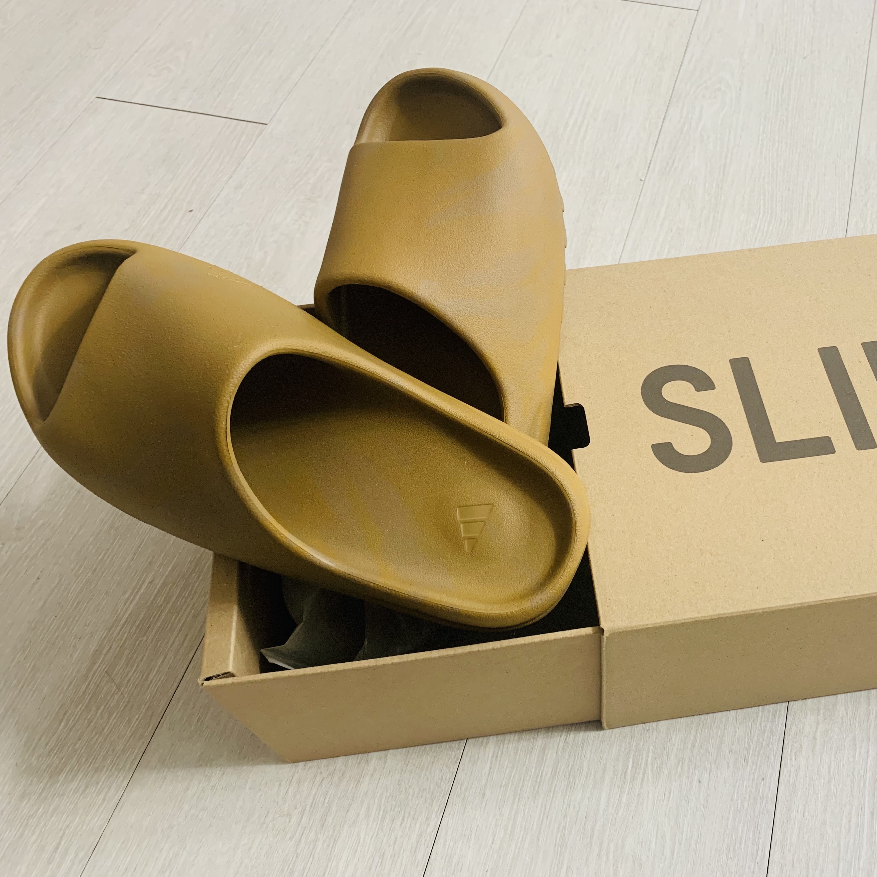 Adidas Yeezy Slide Ochre 착용 스타일