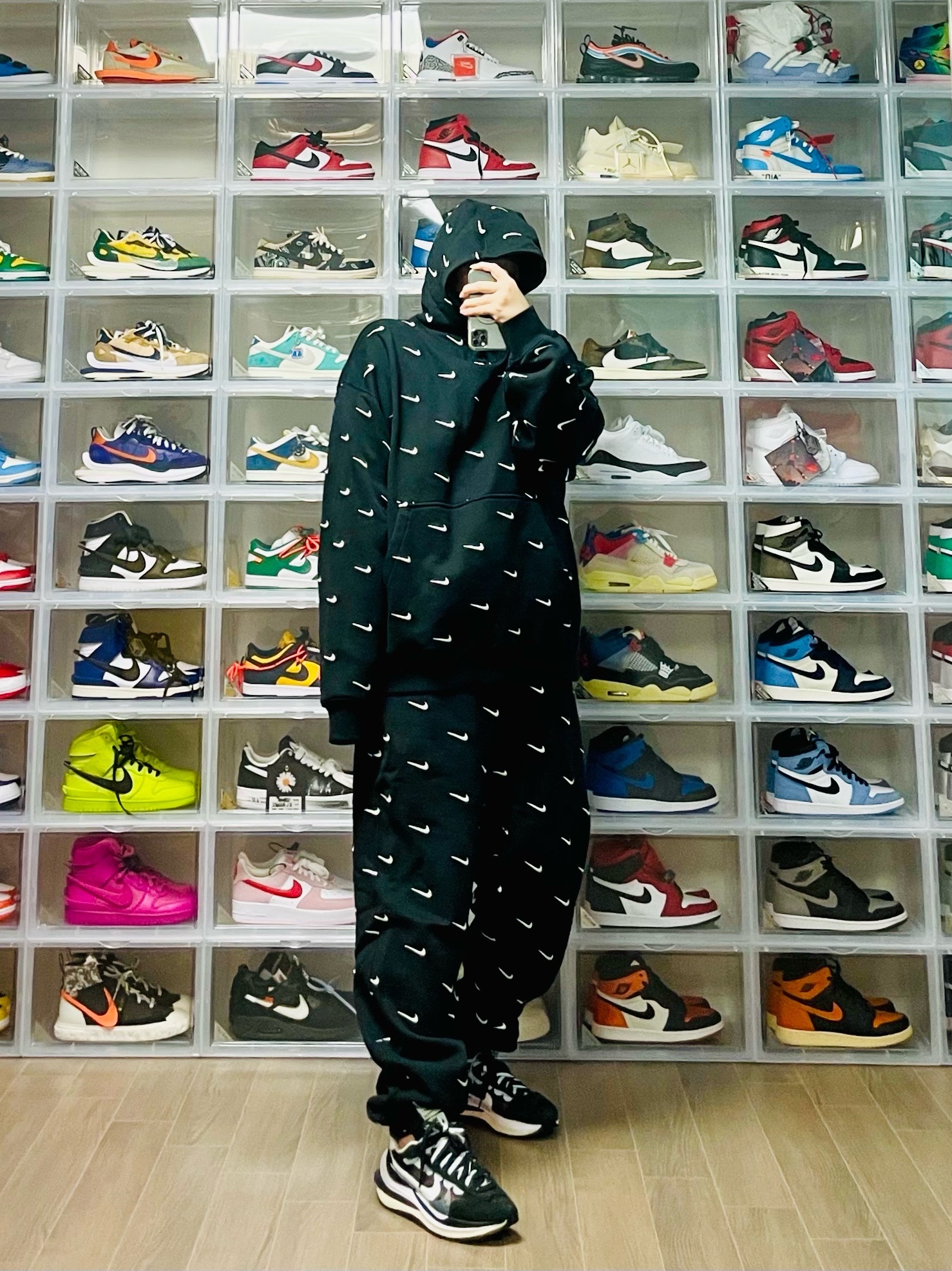 Nike x Sacai VaporWaffle Black White, Nike NRG Swoosh Logo Hoodie Black 착용 스타일