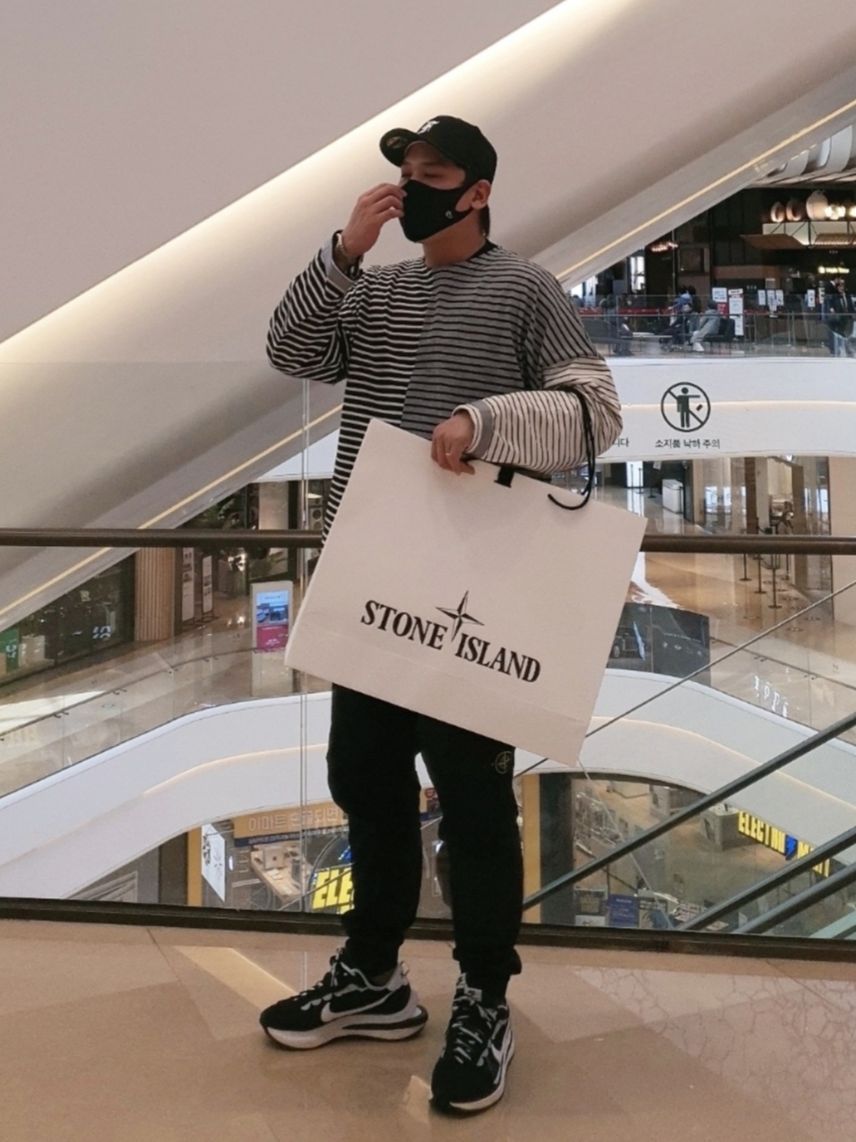Nike x Sacai VaporWaffle Black White, Stone Island 31414 Cargo Pants Black - 20FW 착용 스타일 - 3