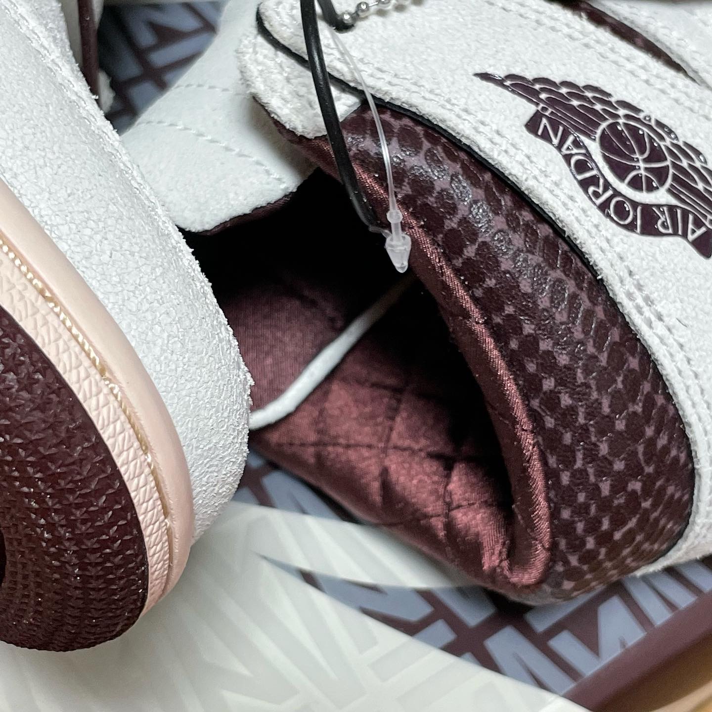 Jordan 1 x A Ma Maniere Retro High OG SP Sail and Burgundy 착용 스타일 - 5