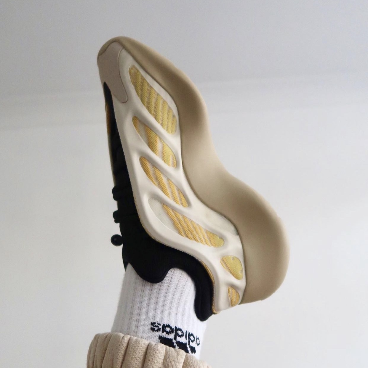 Adidas Yeezy 700 V3 Mono Safflower, Adidas Yeezy 700 V3 Safflower 착용 스타일 - 2