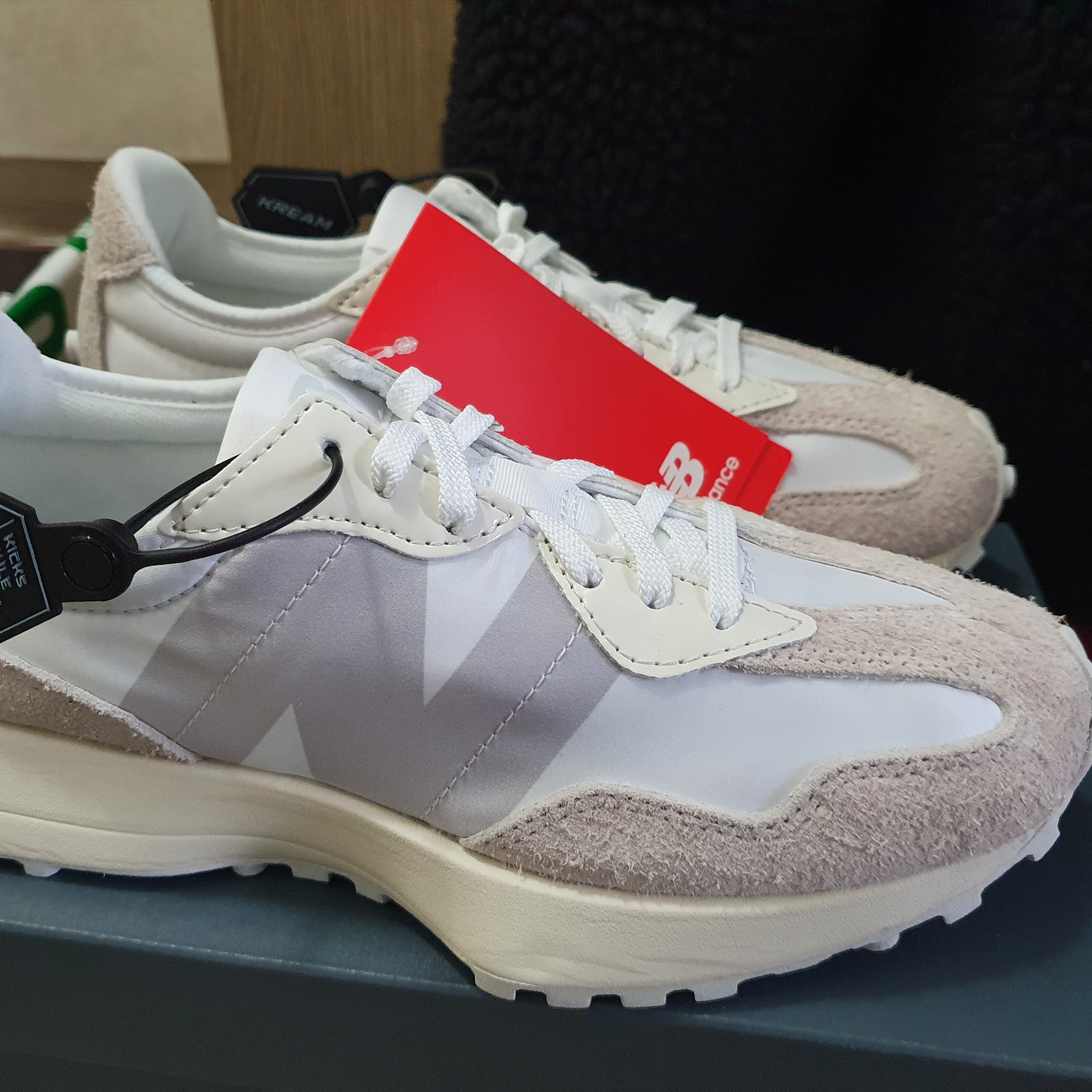 (W) New Balance 327 White Moonbeam 착용 스타일
