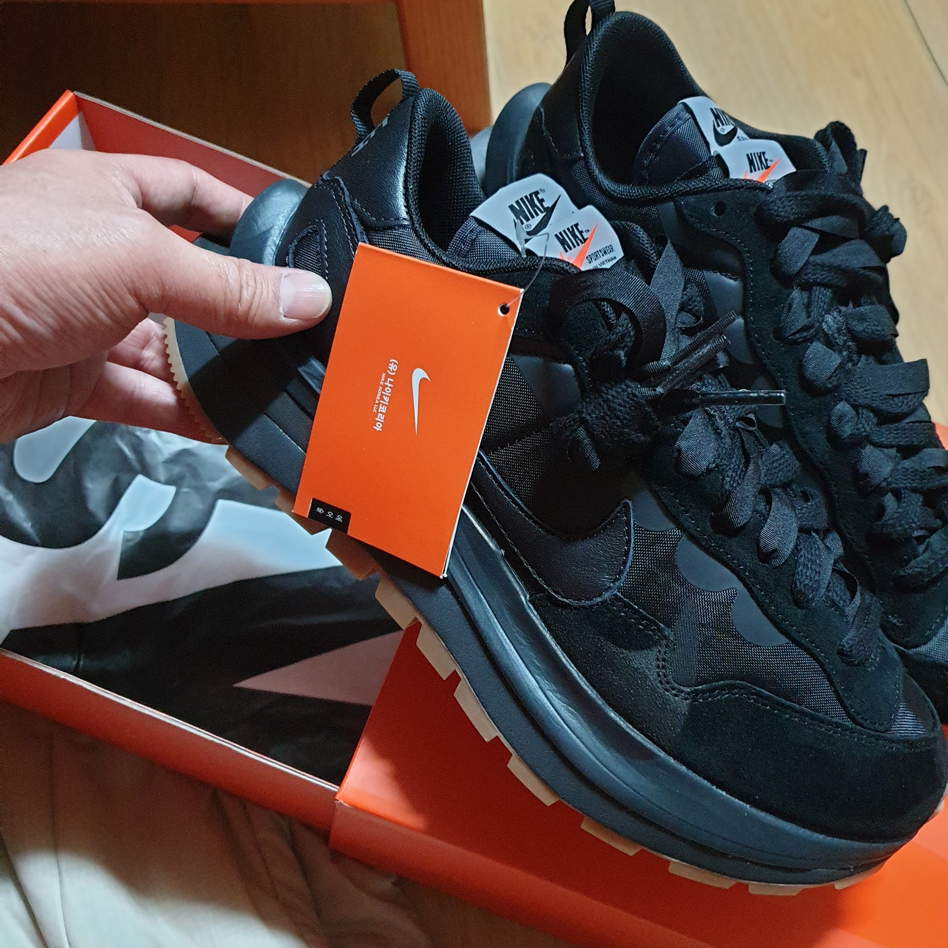 Nike x Sacai VaporWaffle Black and Gum 착용 스타일 - 1