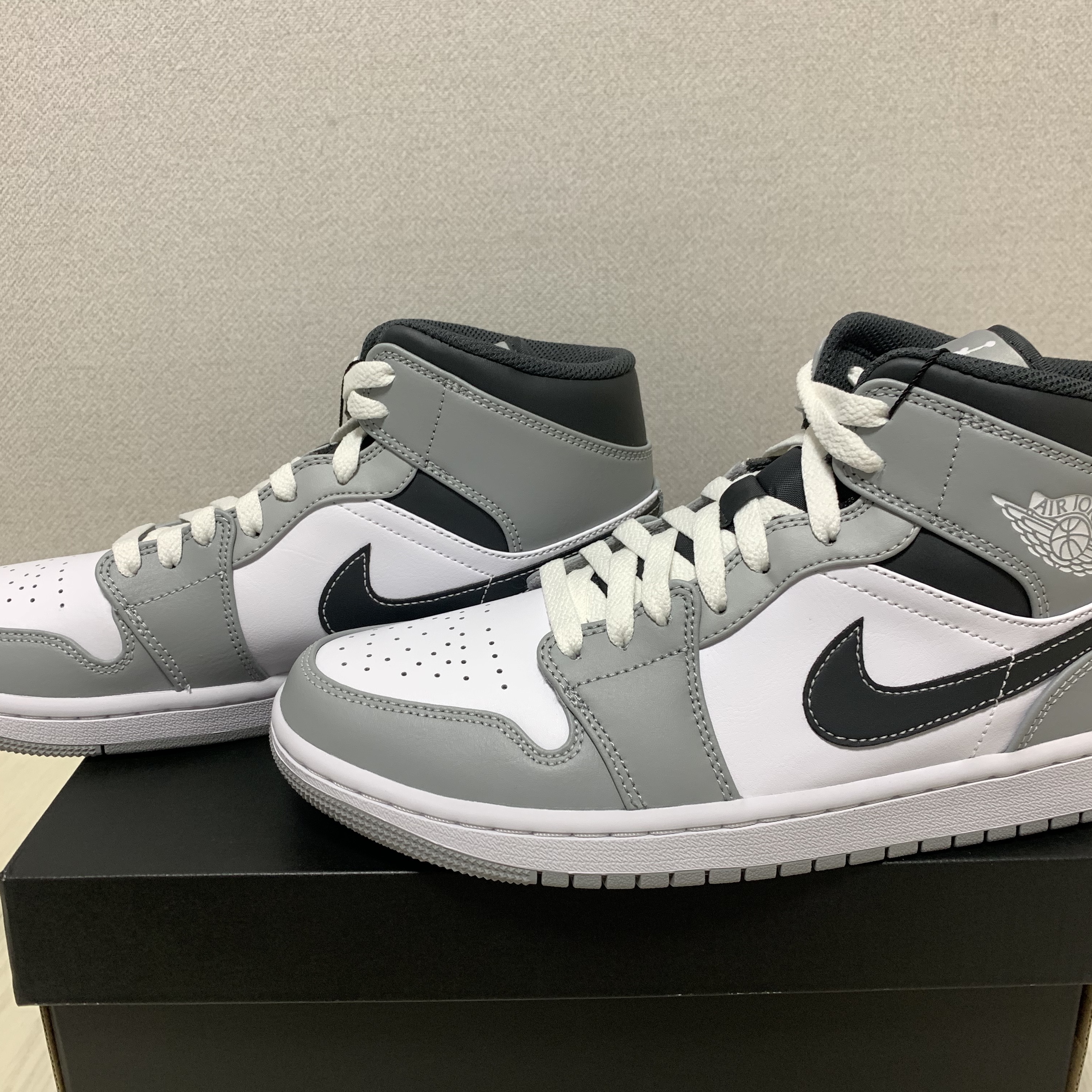 Jordan 1 Mid Light Smoke Grey Anthracite 착용 스타일 - 2