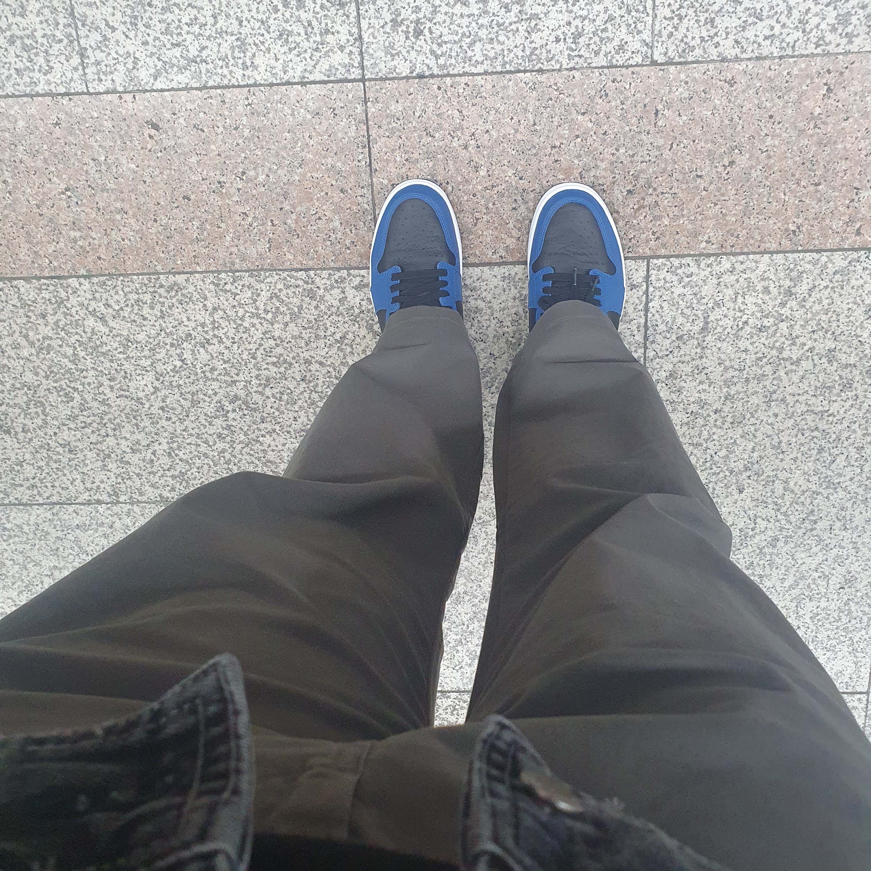 Jordan 1 Retro High OG Dark Marina Blue 착용 스타일 - 3