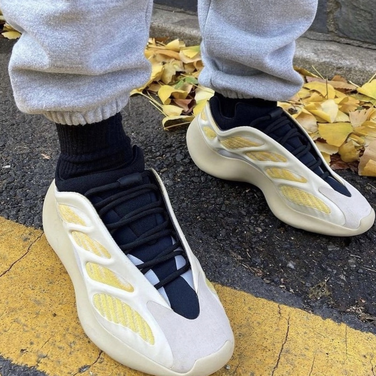 Adidas Yeezy 700 V3 Mono Safflower, Adidas Yeezy 700 V3 Safflower 착용 스타일 - 3