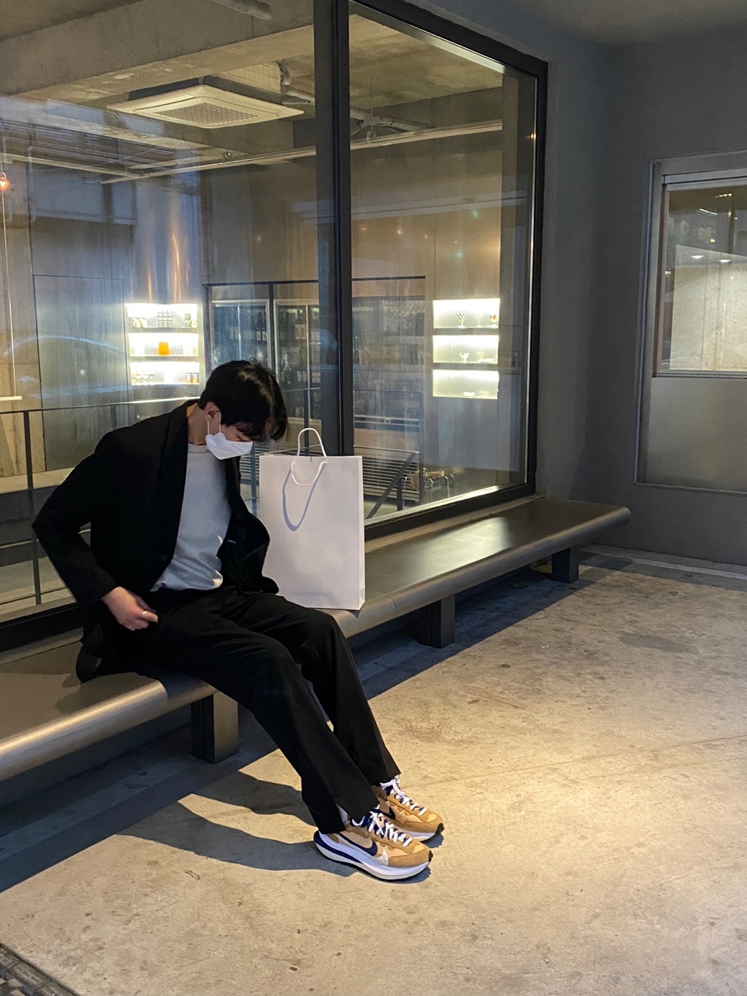 Nike x Sacai VaporWaffle Sesame and Blue Void 착용 스타일