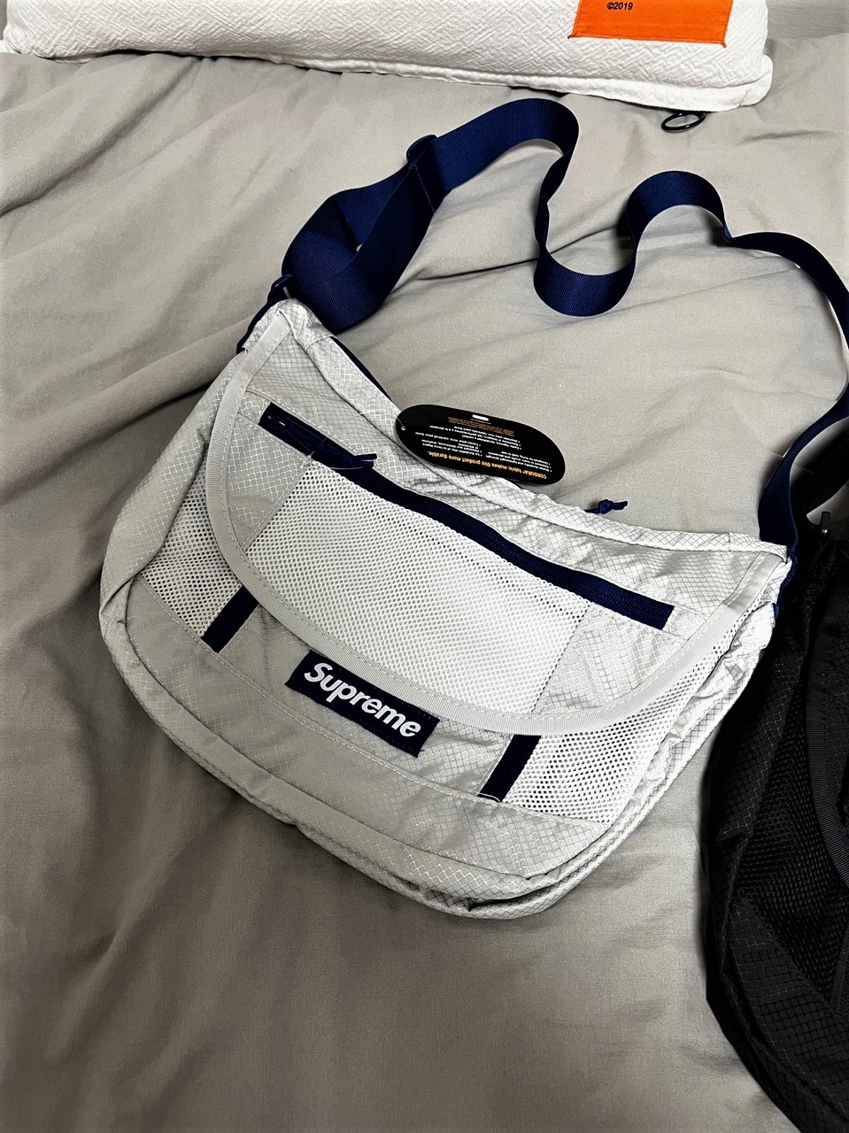 Stussy Boutique T-Shirt White, Supreme Small Messenger Bag Silver - 22SS 착용 스타일 - 3
