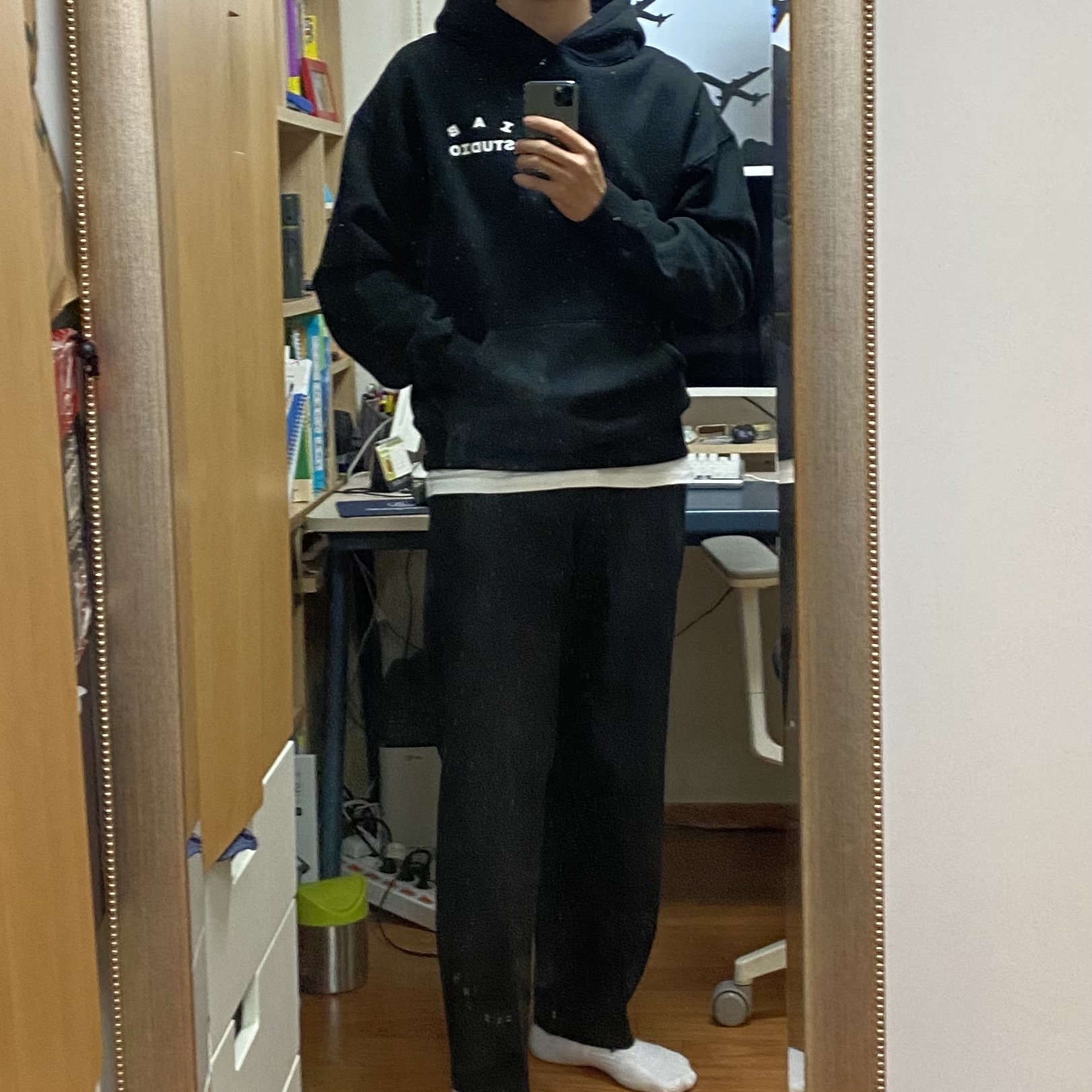 IAB Studio Hoodie Black White 착용 스타일