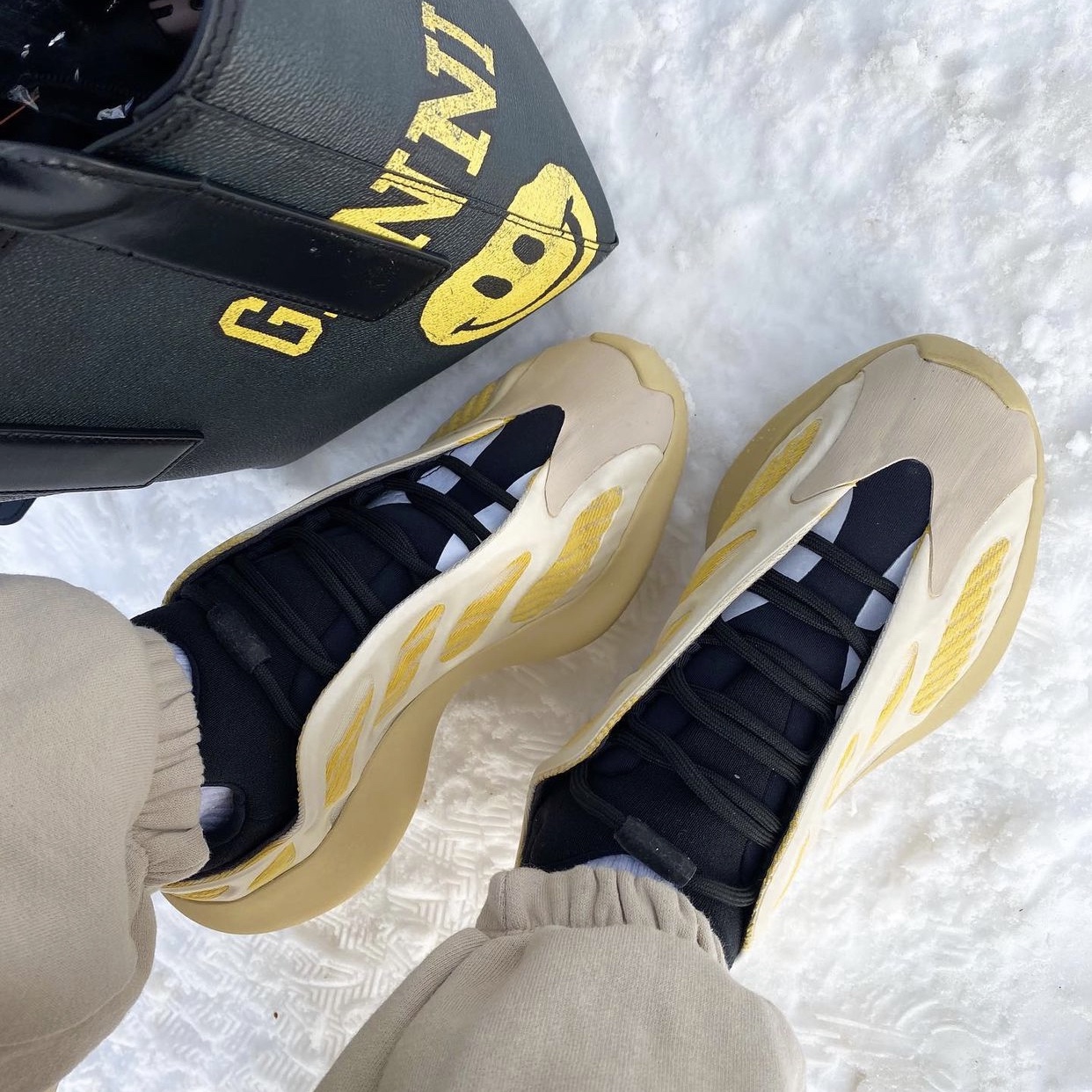Adidas Yeezy 700 V3 Mono Safflower, Adidas Yeezy 700 V3 Safflower 착용 스타일 - 4