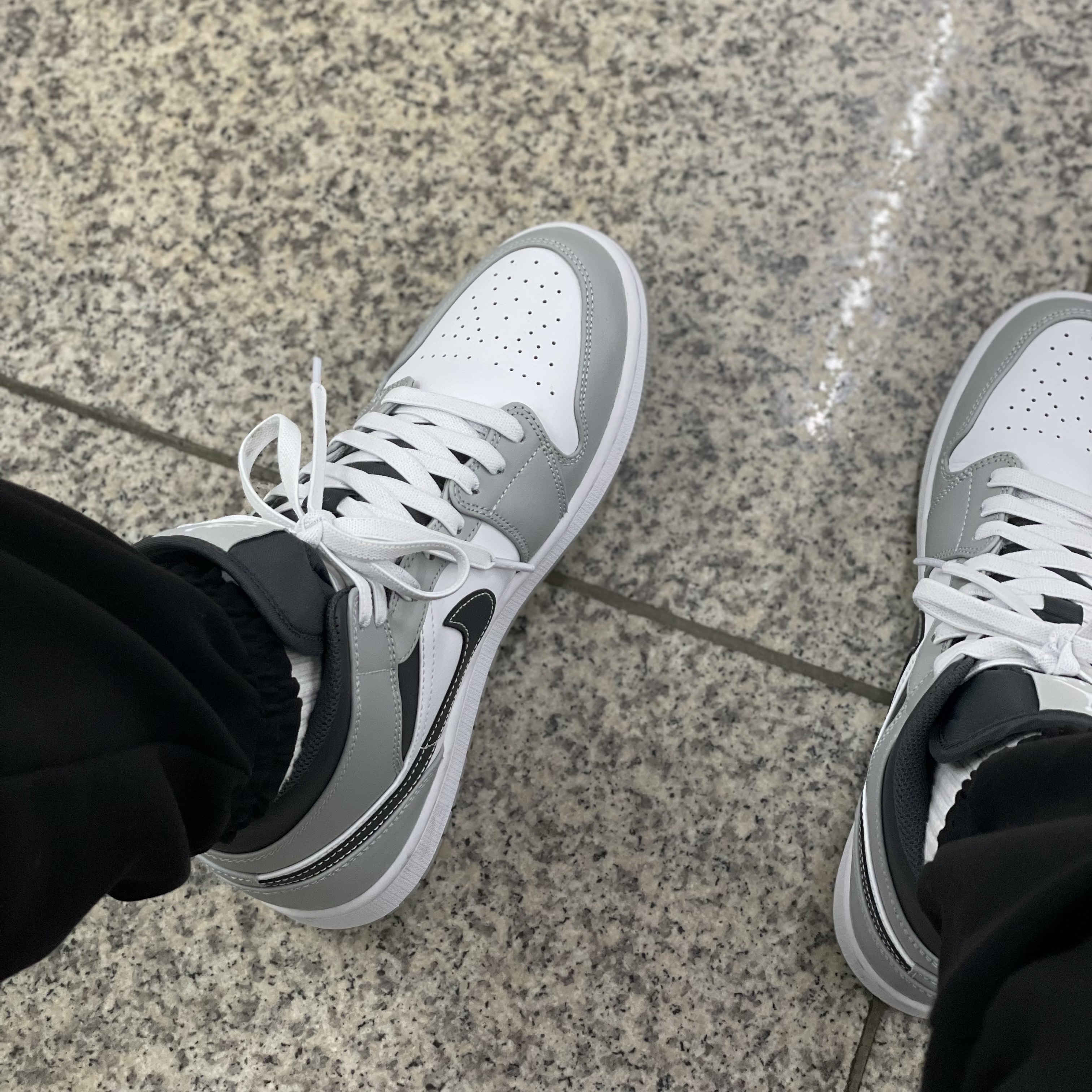 Jordan 1 Mid Light Smoke Grey Anthracite 착용 스타일