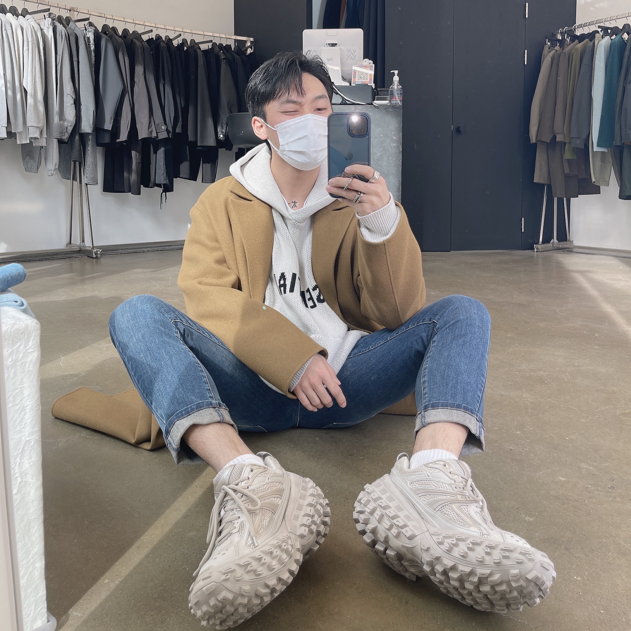 Balenciaga Defender Sneakers Beige 착용 스타일