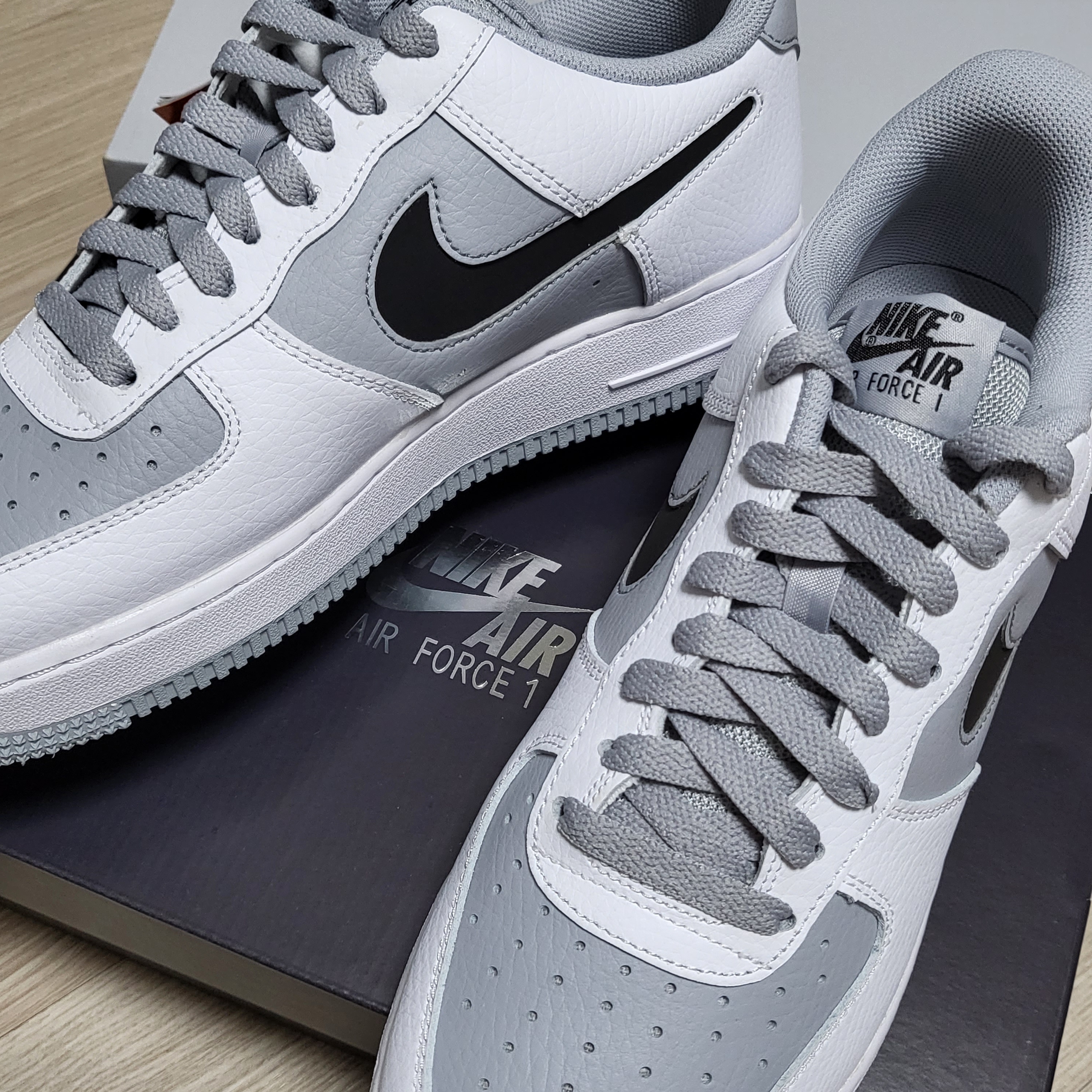 Nike Air Force 1 '07 Cut Out Swoosh Cool Grey 착용 스타일