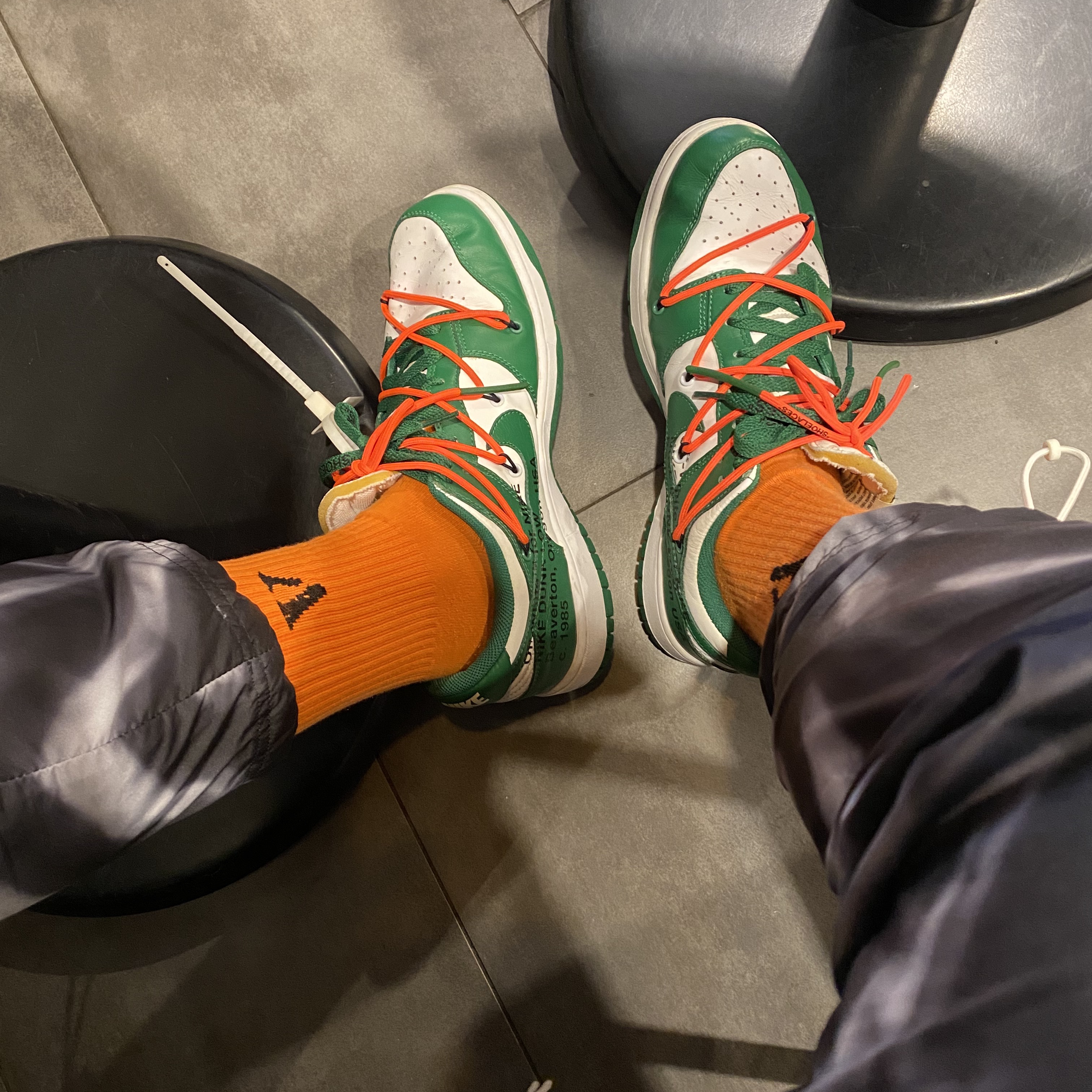 Nike x Off-White Dunk Low Pine Green, Nike x Fear of God AOP Pants Black 착용 스타일