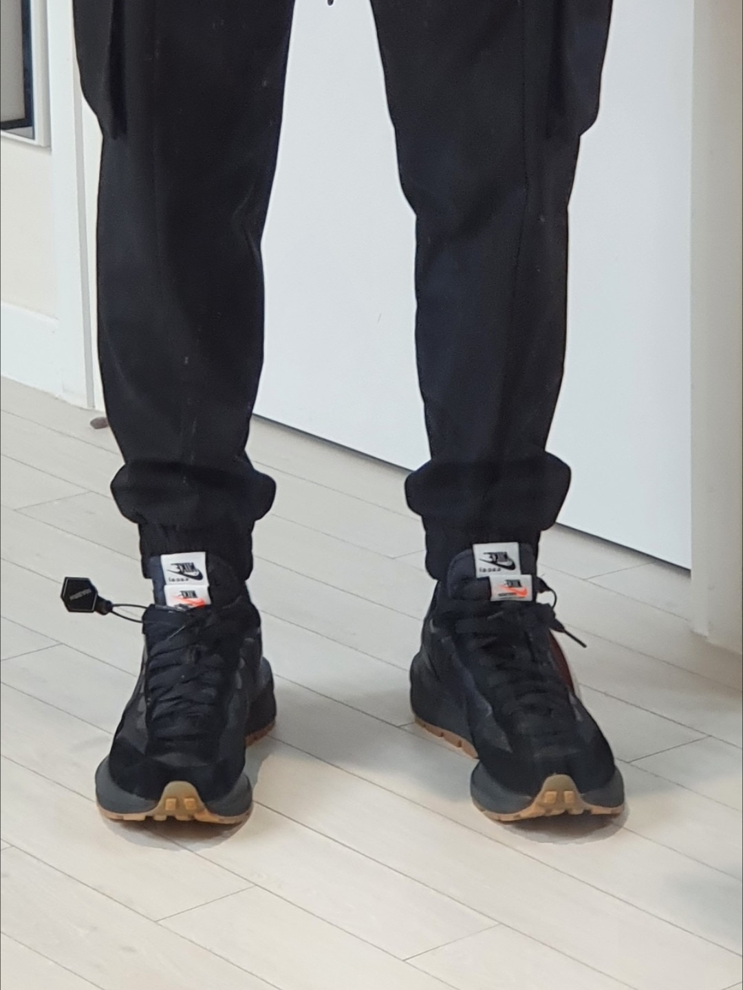 Nike x Sacai VaporWaffle Black and Gum 착용 스타일 - 4