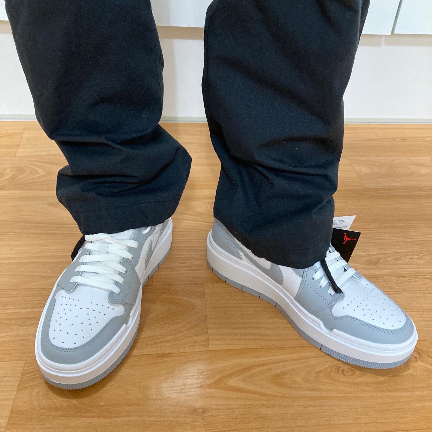 (W) Jordan 1 Elevate Low White and Wolf Grey 착용 스타일 - 2