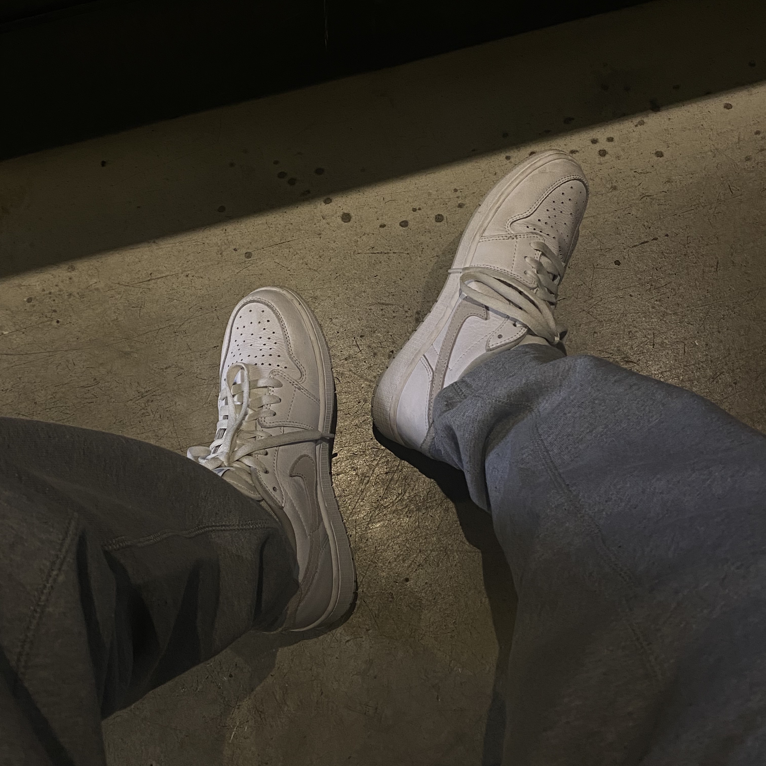 Jordan 1 Low OG Neutral Grey, Nike NRG Solo Swoosh Fleece Pants Dark Grey Heather - US/EU 착용 스타일