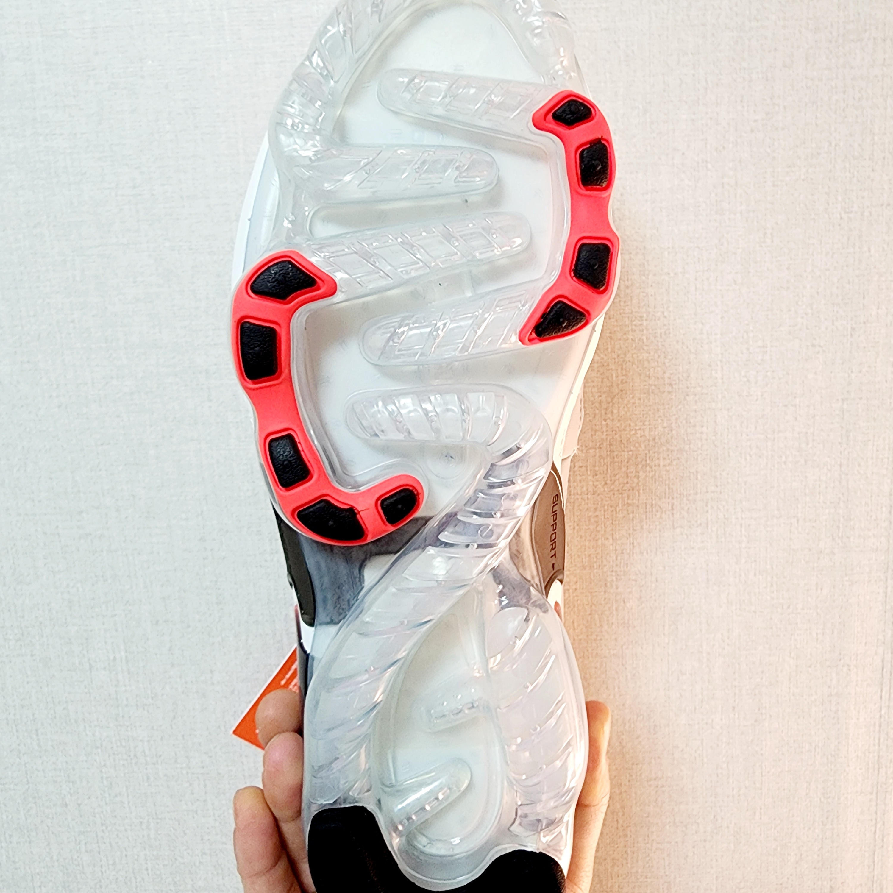 Nike Air VaporMax EVO Summit White Bright Crimson 착용 스타일 - 3