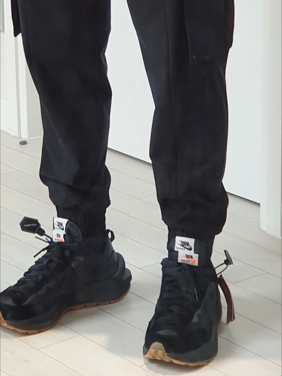 Nike x Sacai VaporWaffle Black and Gum 착용 스타일 - 3