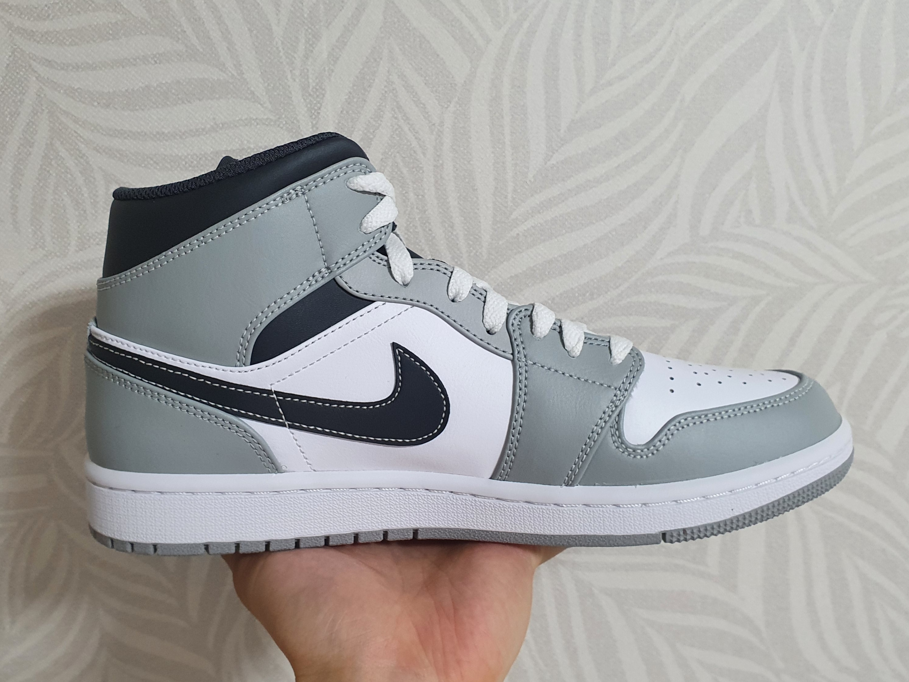 Jordan 1 Mid Light Smoke Grey Anthracite 착용 스타일 - 2