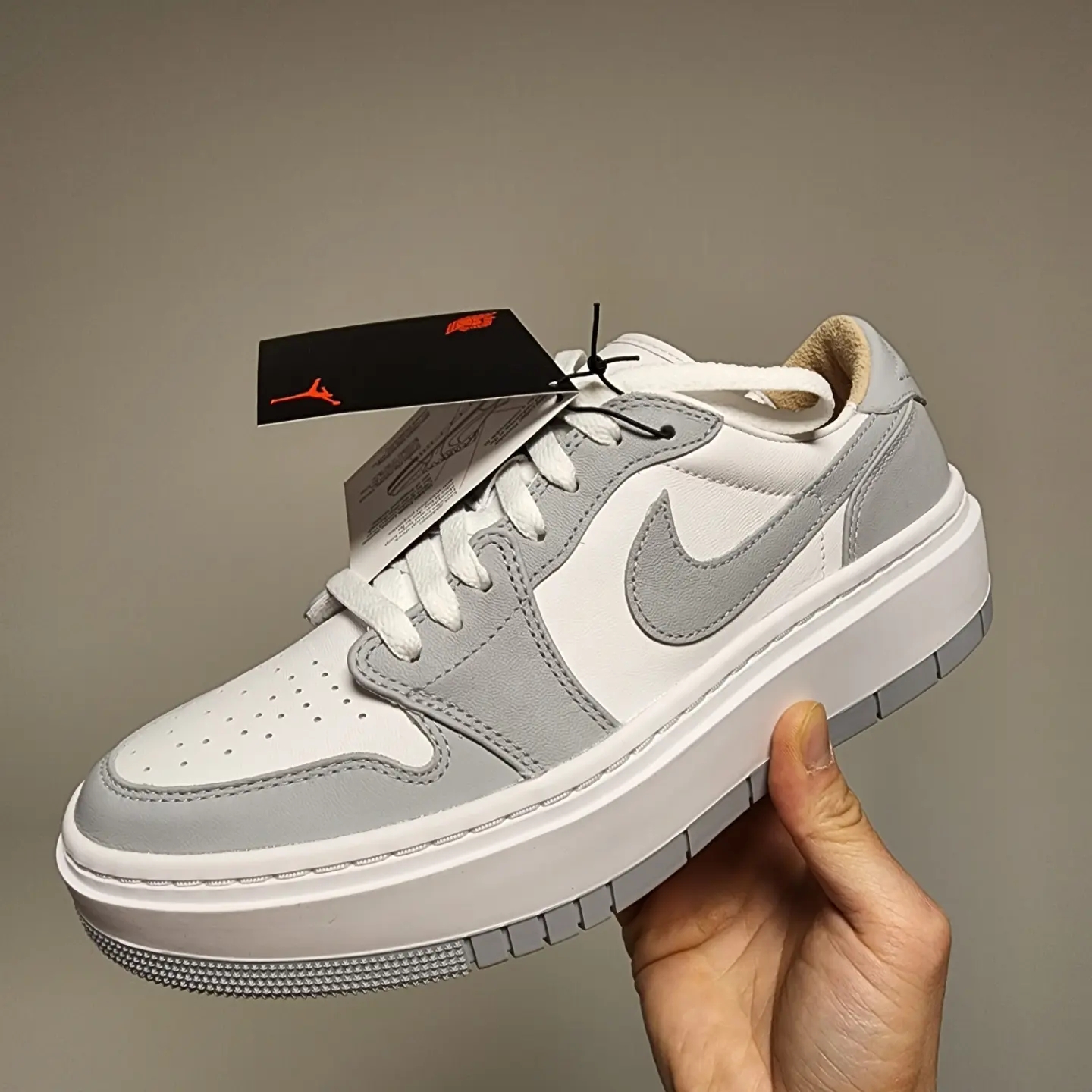 (W) Jordan 1 Elevate Low White and Wolf Grey 착용 스타일 - 1
