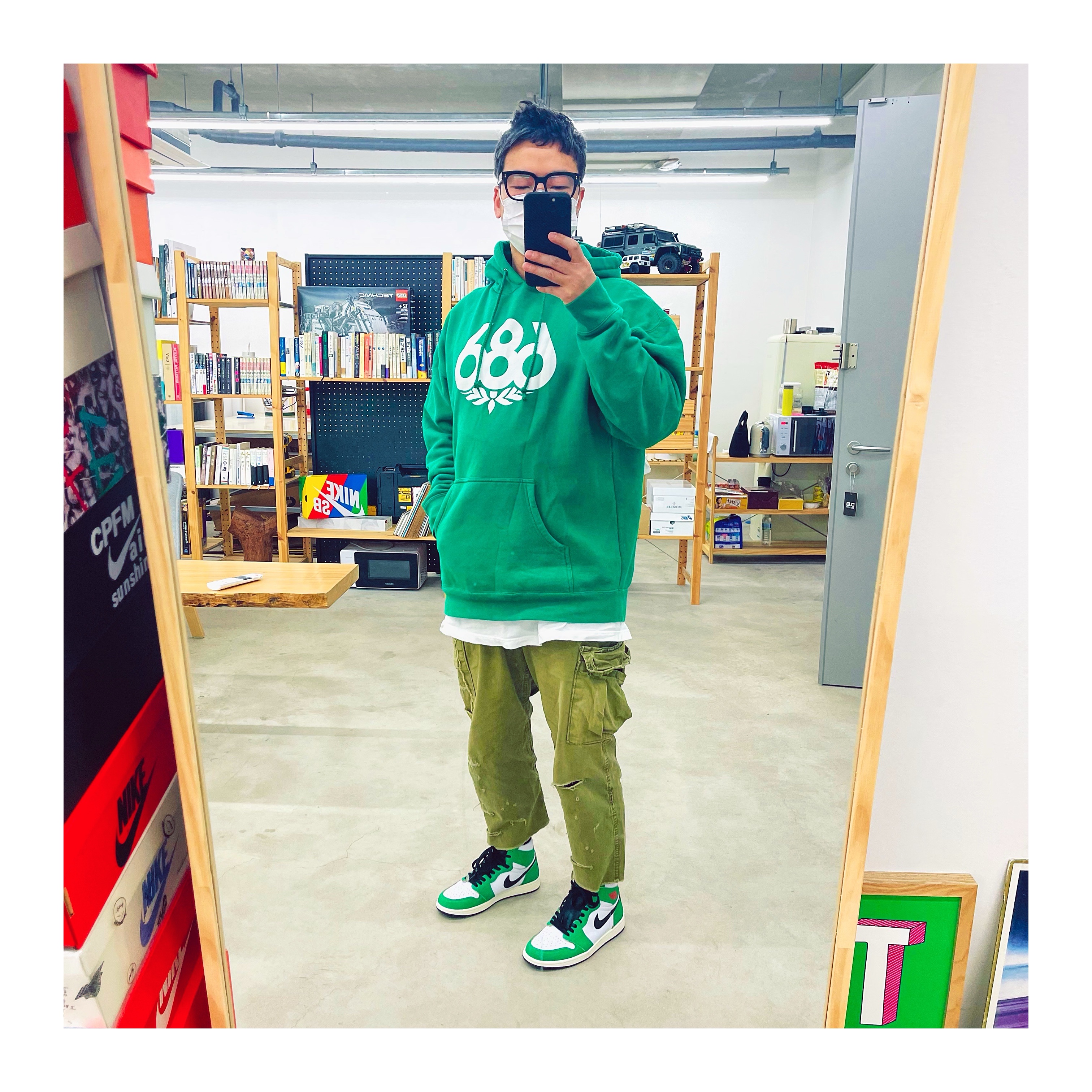 (W) Jordan 1 Retro High OG Lucky Green, Lego Liebherr R 9800 Excavator (Korean Ver.) 착용 스타일 - 1