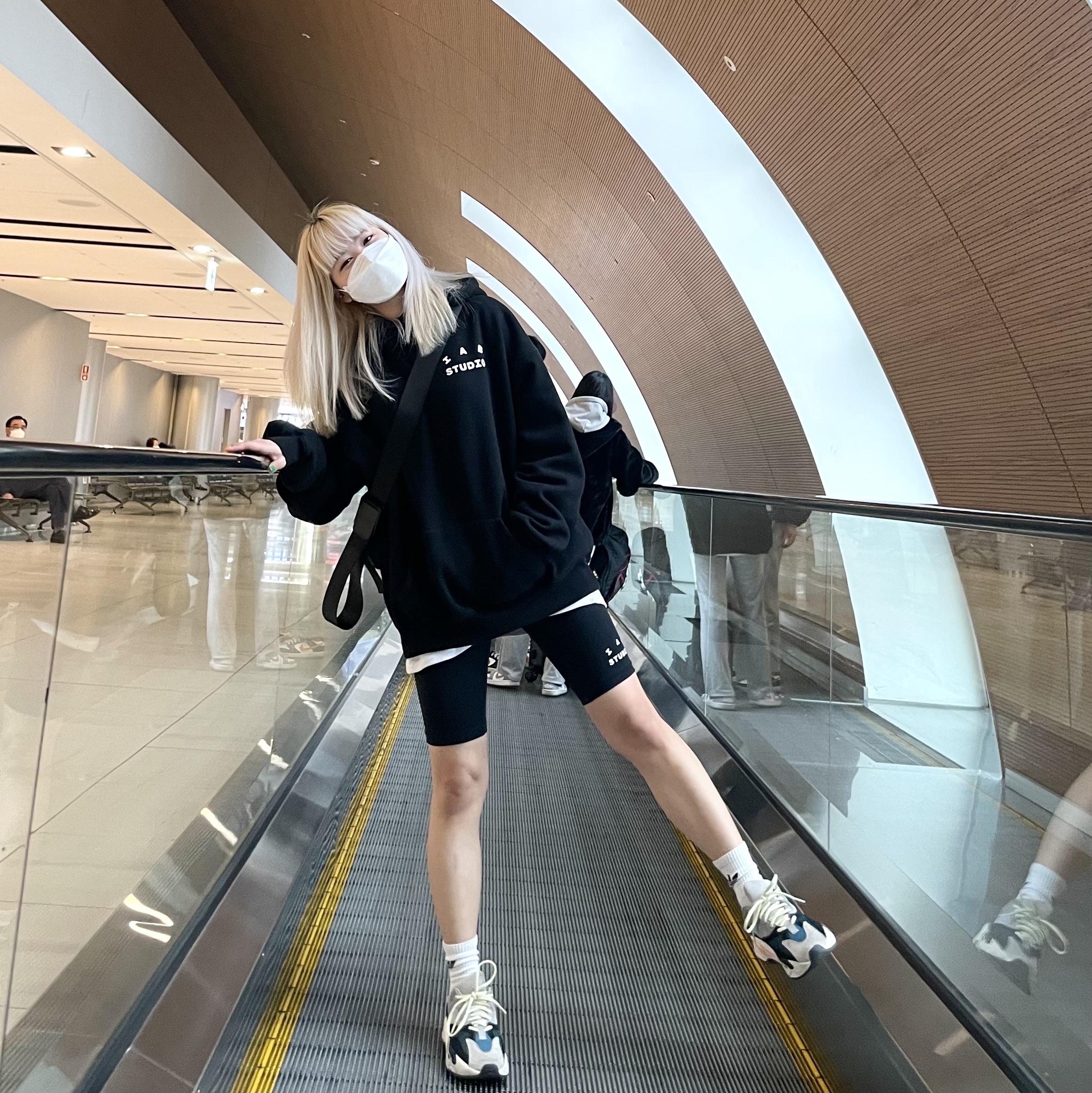 IAB Studio Hoodie Black White, (W) IAB Studio Leggings Shorts Black 착용 스타일