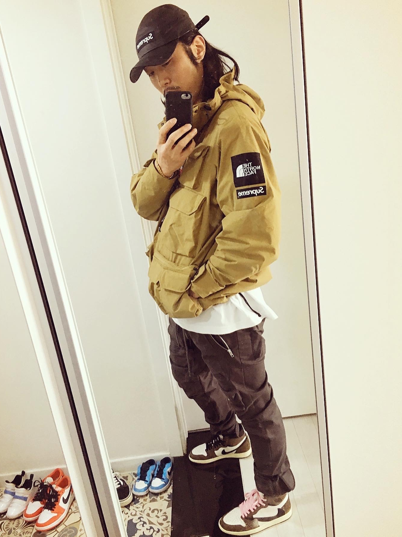 Jordan 1 x Travis Scott Retro High OG SP Mocha, Supreme x The North Face Cargo Jacket Gold - 20SS 착용 스타일 - 2