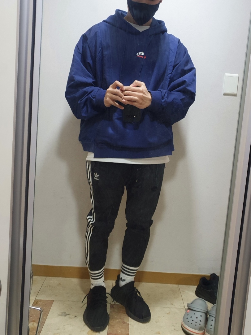 Adidas Yeezy Boost 350 V2 Black Red 2020, Nike NSW Hoodie BRS Midnight Navy 착용 스타일